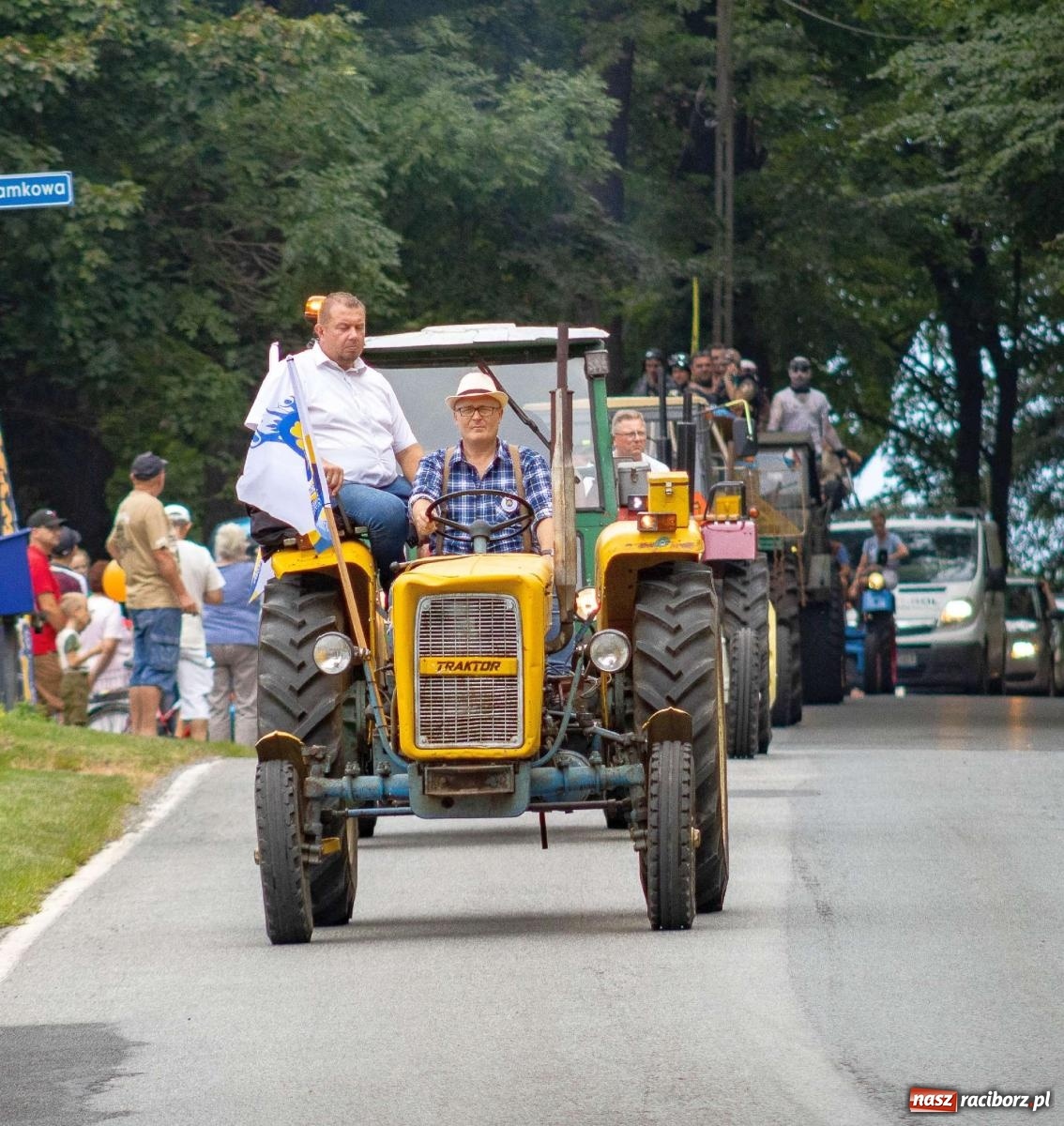 Zdjęcie w galerii na portalu naszraciborz.pl: Krowiarki Ciapek Racing 3. Parada traktorów wiadomości z regionu