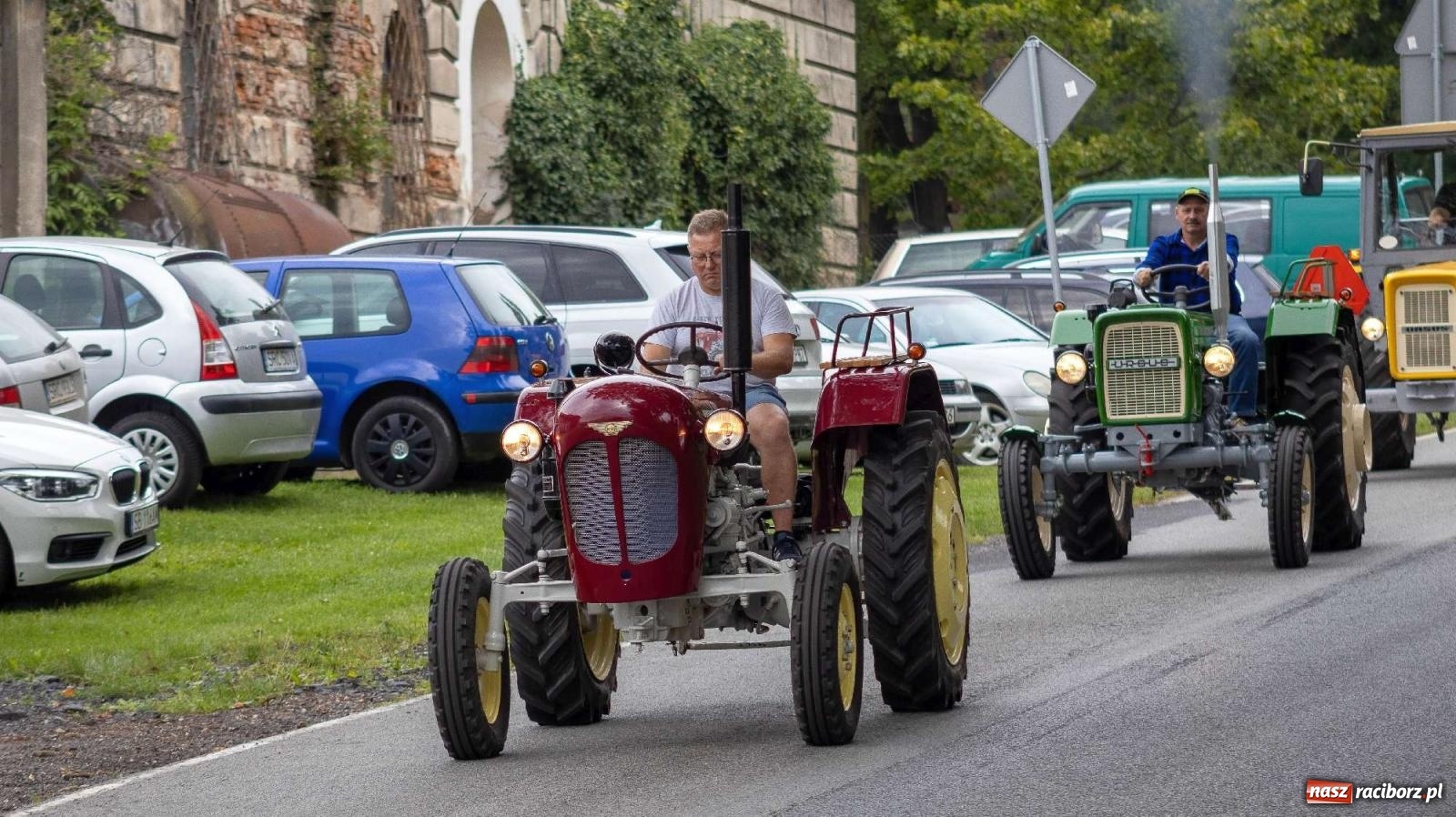 Zdjęcie w galerii na portalu naszraciborz.pl: Krowiarki Ciapek Racing 3. Parada traktorów wiadomości z regionu