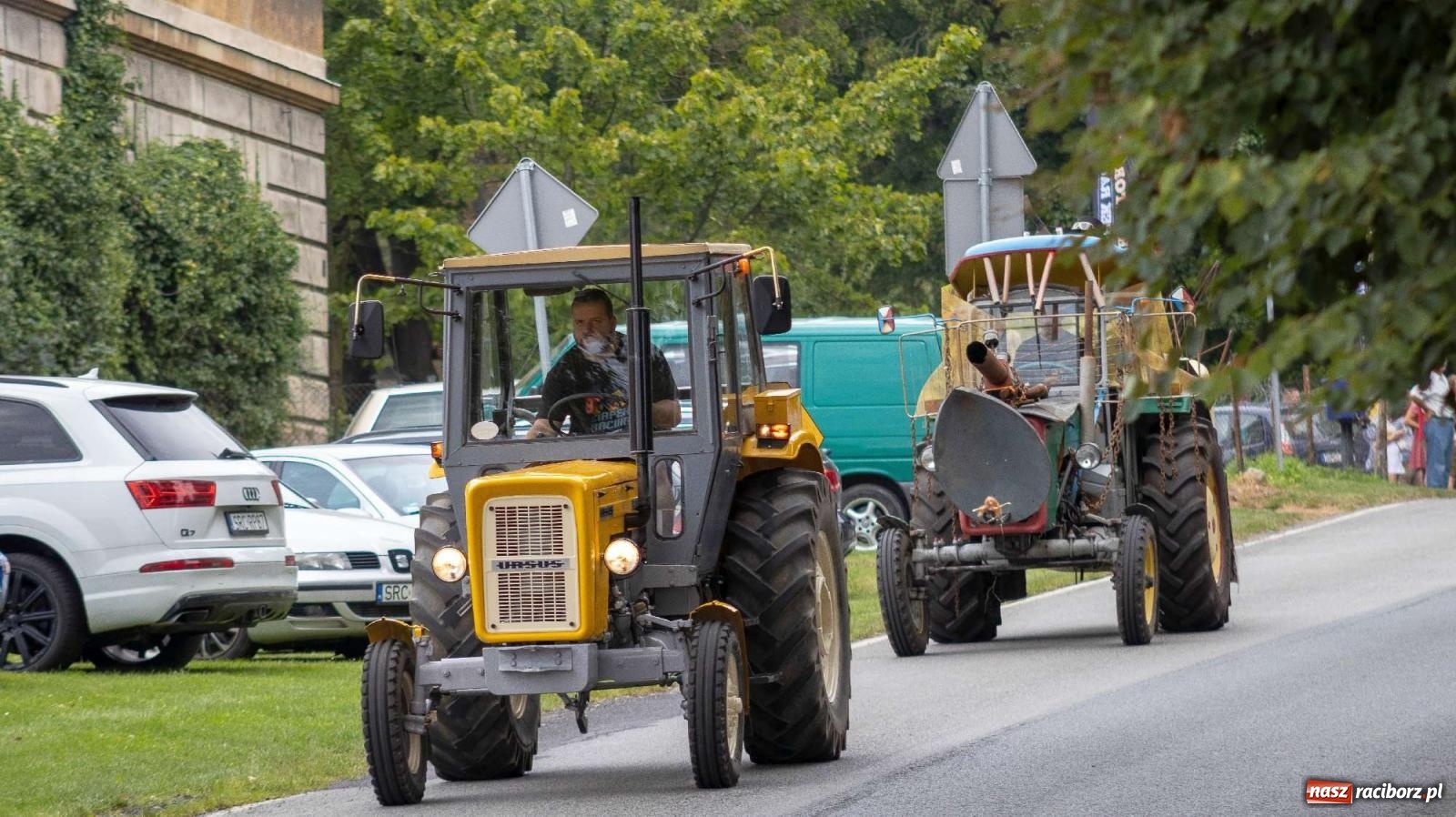 Zdjęcie w galerii na portalu naszraciborz.pl: Krowiarki Ciapek Racing 3. Parada traktorów wiadomości z regionu