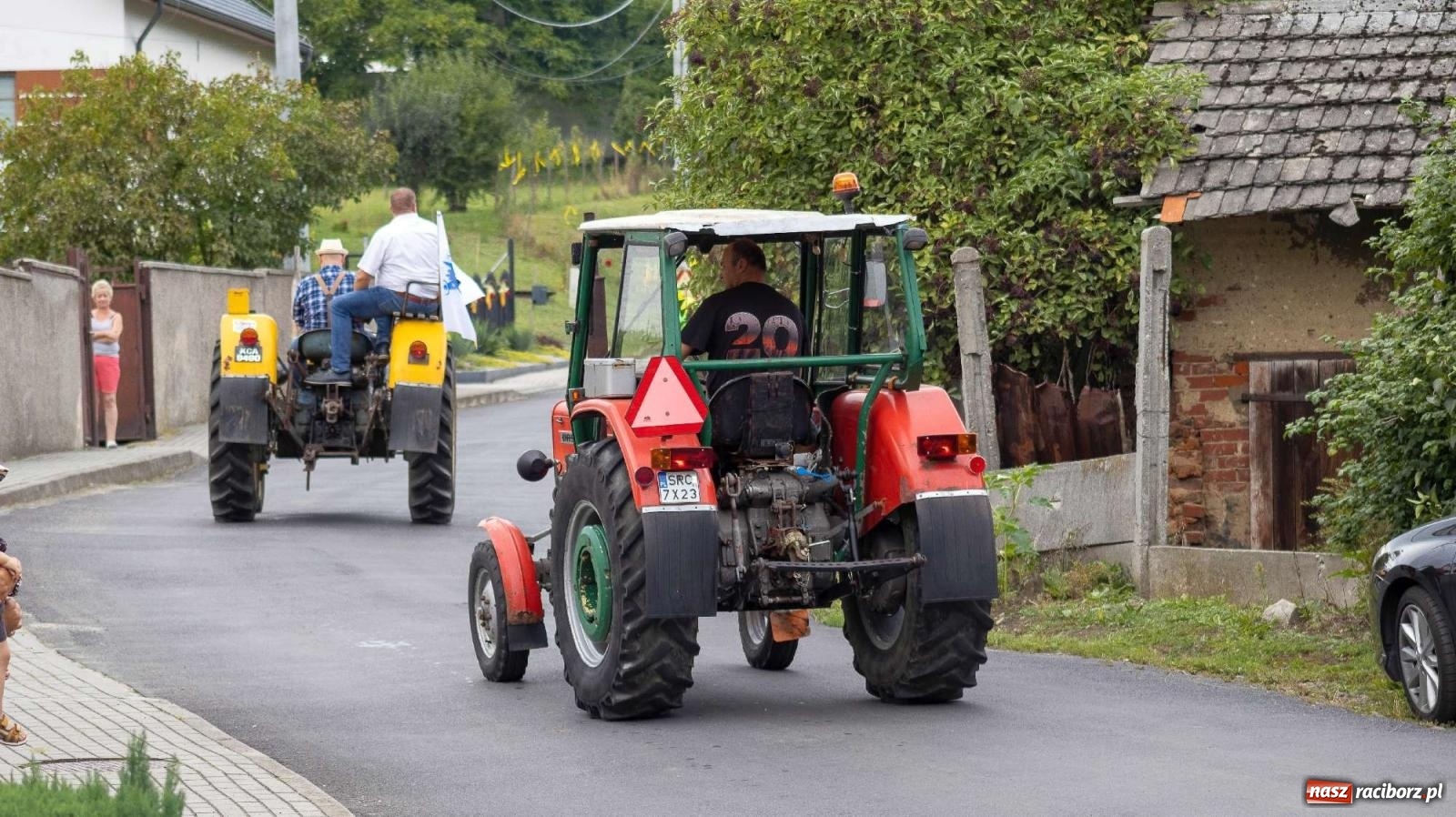 Zdjęcie w galerii na portalu naszraciborz.pl: Krowiarki Ciapek Racing 3. Parada traktorów wiadomości z regionu
