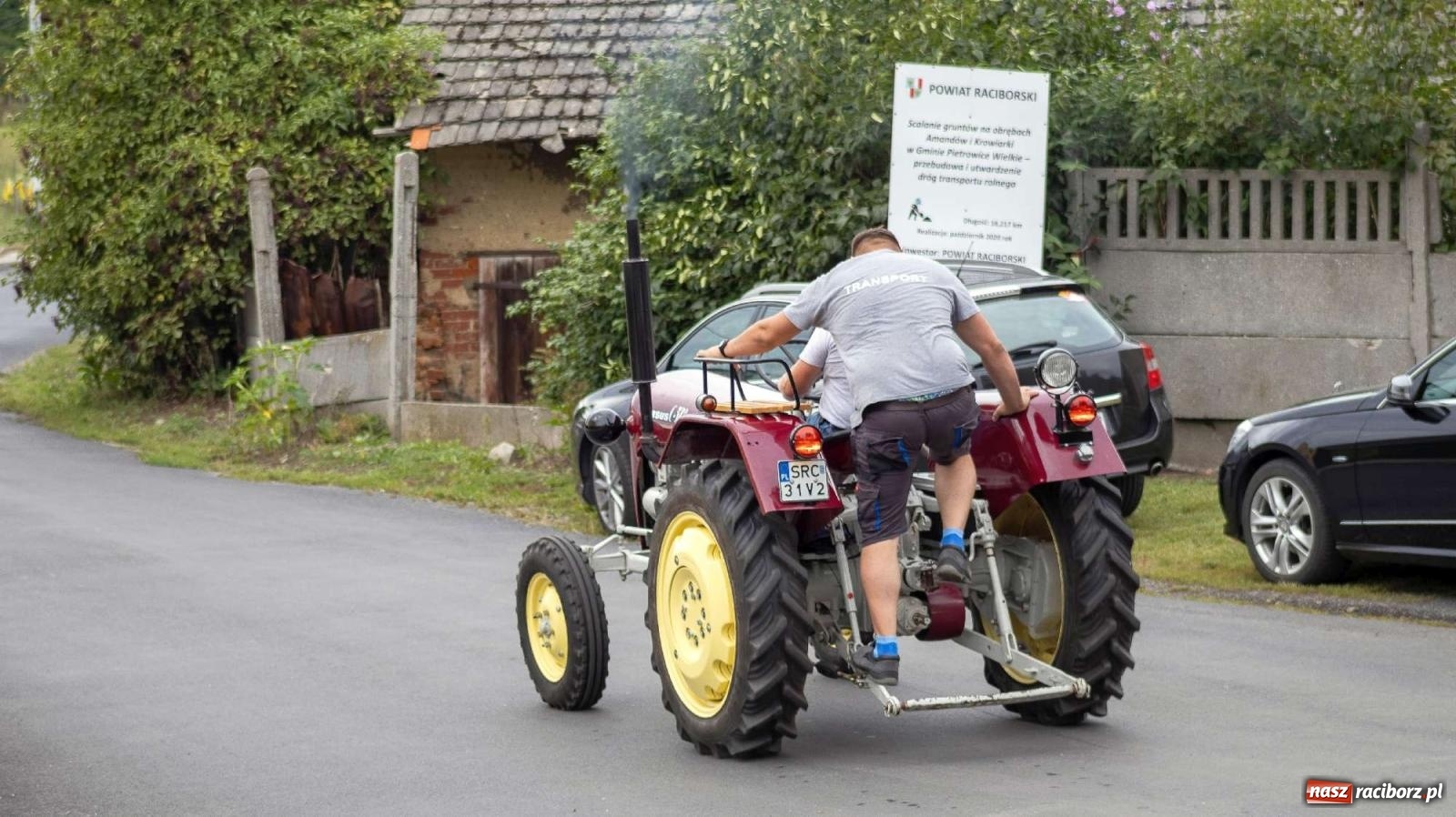 Zdjęcie w galerii na portalu naszraciborz.pl: Krowiarki Ciapek Racing 3. Parada traktorów wiadomości z regionu