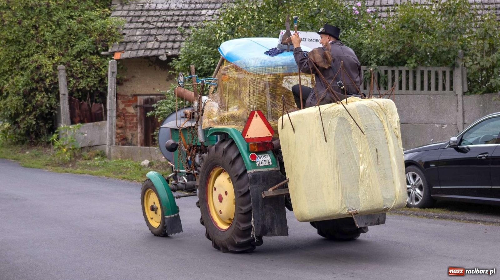 Zdjęcie w galerii na portalu naszraciborz.pl: Krowiarki Ciapek Racing 3. Parada traktorów wiadomości z regionu