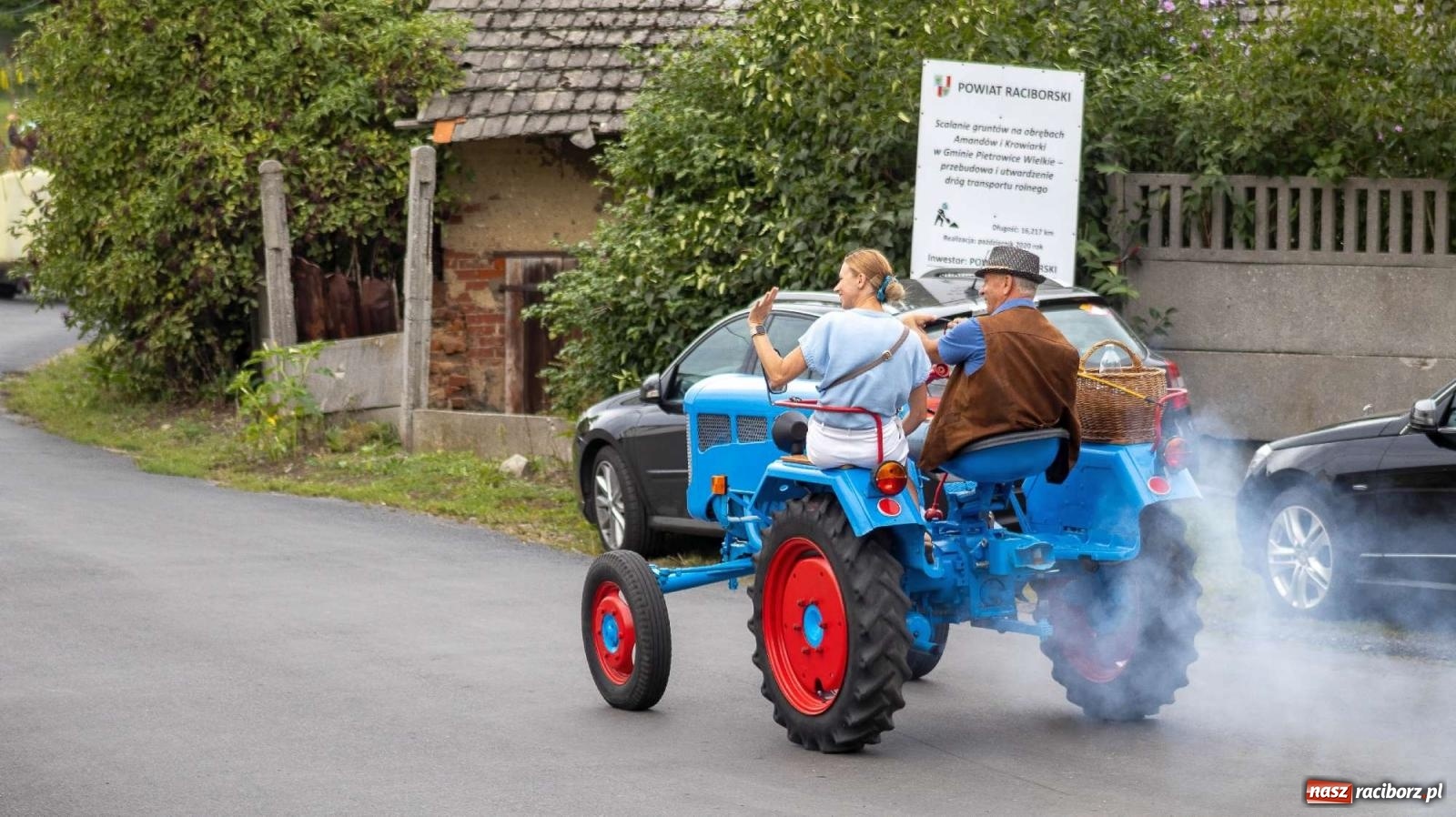 Zdjęcie w galerii na portalu naszraciborz.pl: Krowiarki Ciapek Racing 3. Parada traktorów wiadomości z regionu
