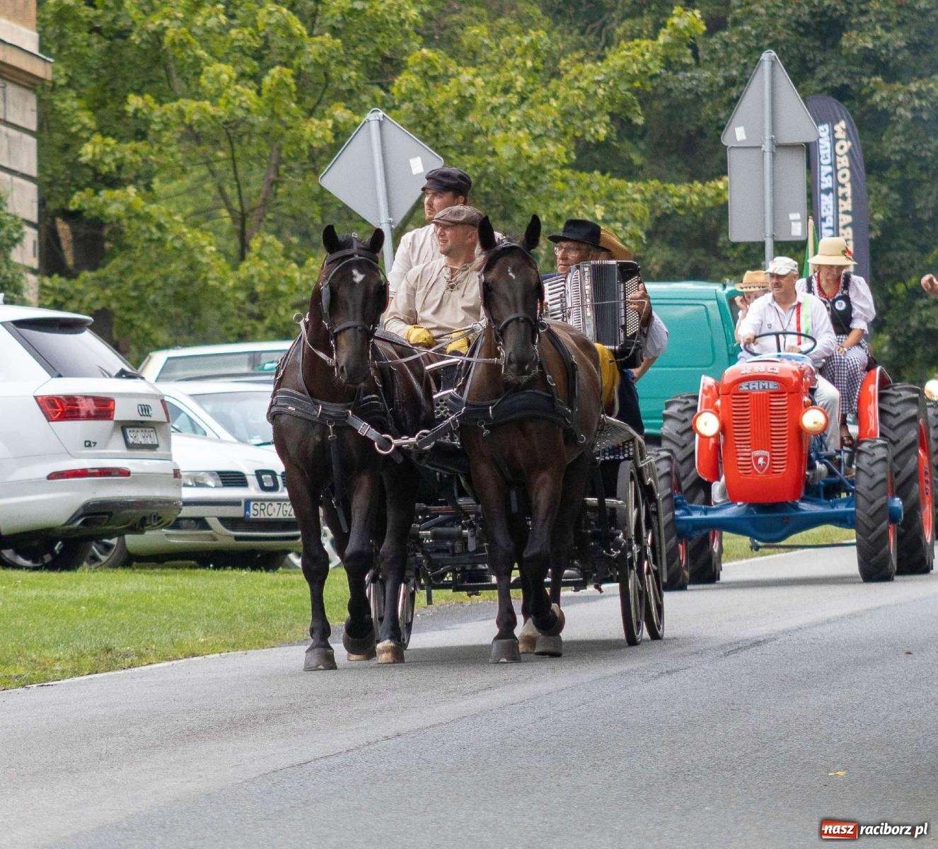 Zdjęcie w galerii na portalu naszraciborz.pl: Krowiarki Ciapek Racing 3. Parada traktorów wiadomości z regionu