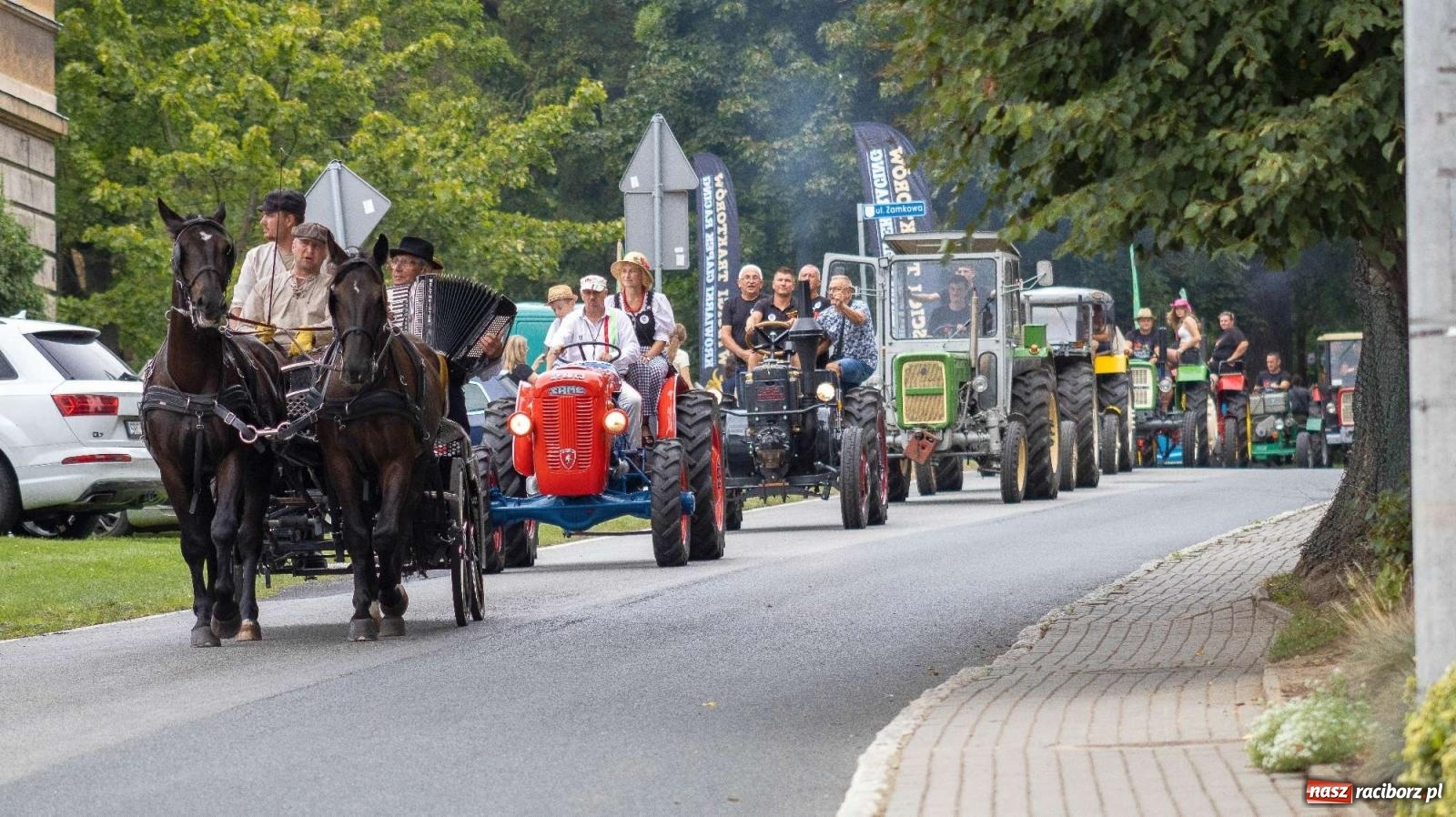 Zdjęcie w galerii na portalu naszraciborz.pl: Krowiarki Ciapek Racing 3. Parada traktorów wiadomości z regionu