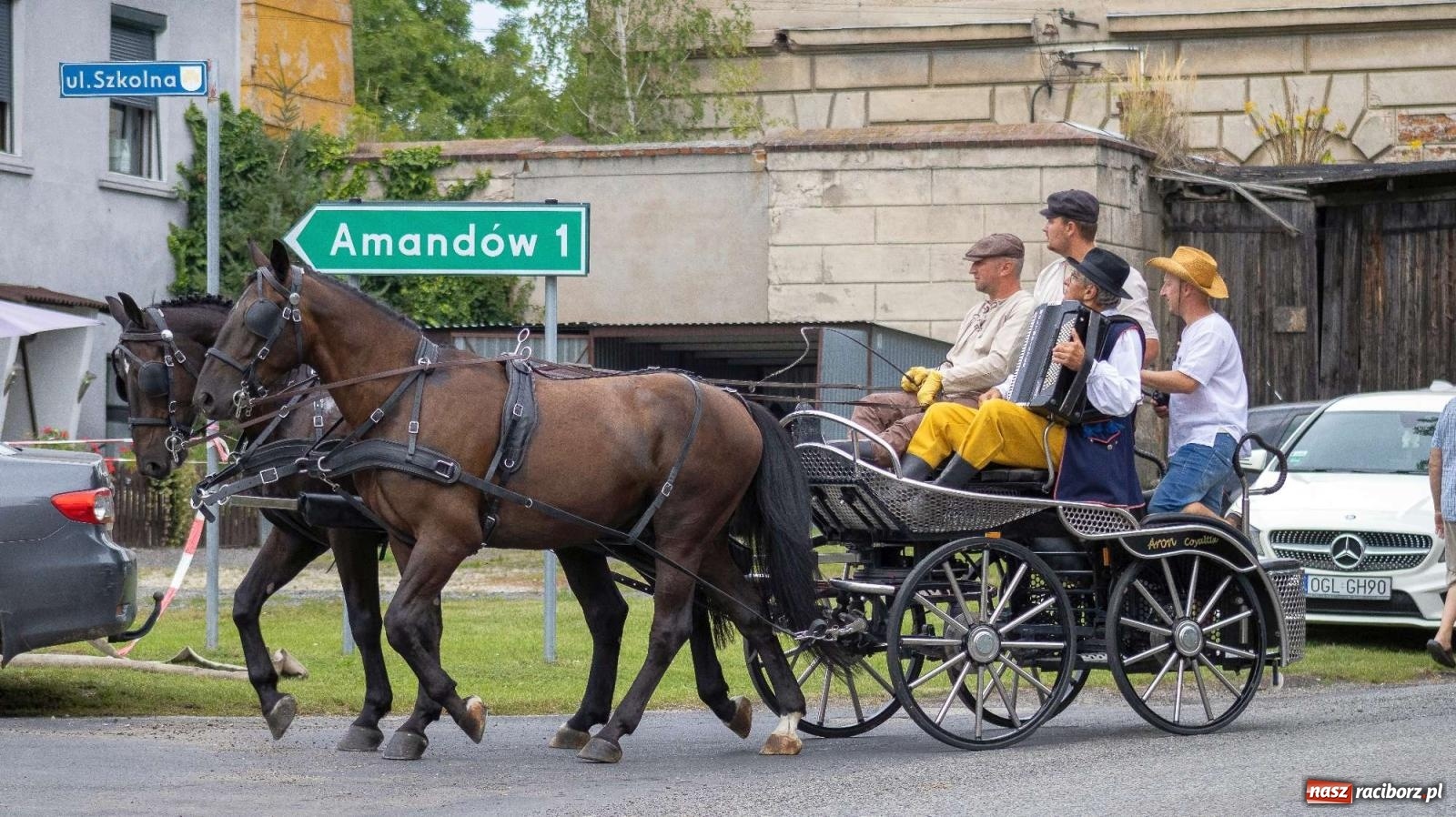 Zdjęcie w galerii na portalu naszraciborz.pl: Krowiarki Ciapek Racing 3. Parada traktorów wiadomości z regionu