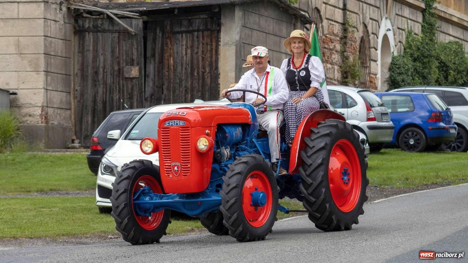 Zdjęcie w galerii na portalu naszraciborz.pl: Krowiarki Ciapek Racing 3. Parada traktorów wiadomości z regionu