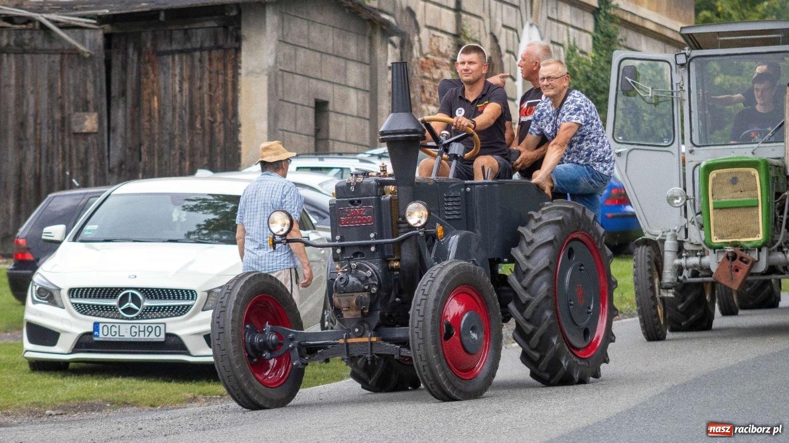 Zdjęcie w galerii na portalu naszraciborz.pl: Krowiarki Ciapek Racing 3. Parada traktorów wiadomości z regionu