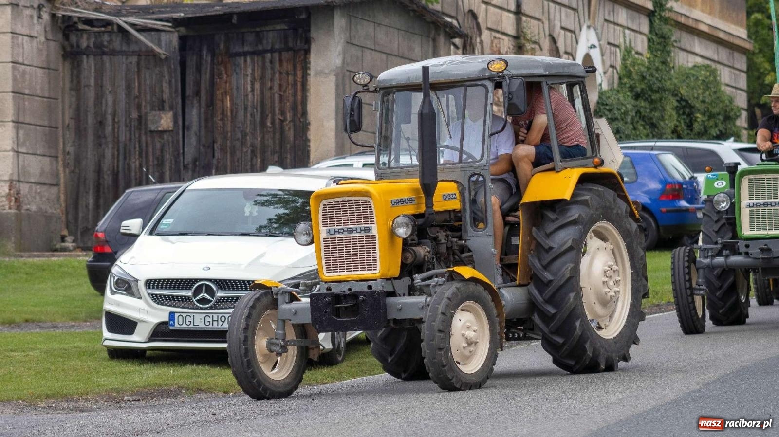 Zdjęcie w galerii na portalu naszraciborz.pl: Krowiarki Ciapek Racing 3. Parada traktorów wiadomości z regionu