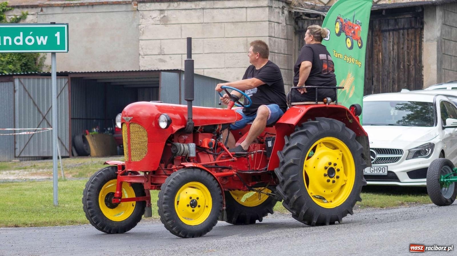 Zdjęcie w galerii na portalu naszraciborz.pl: Krowiarki Ciapek Racing 3. Parada traktorów wiadomości z regionu