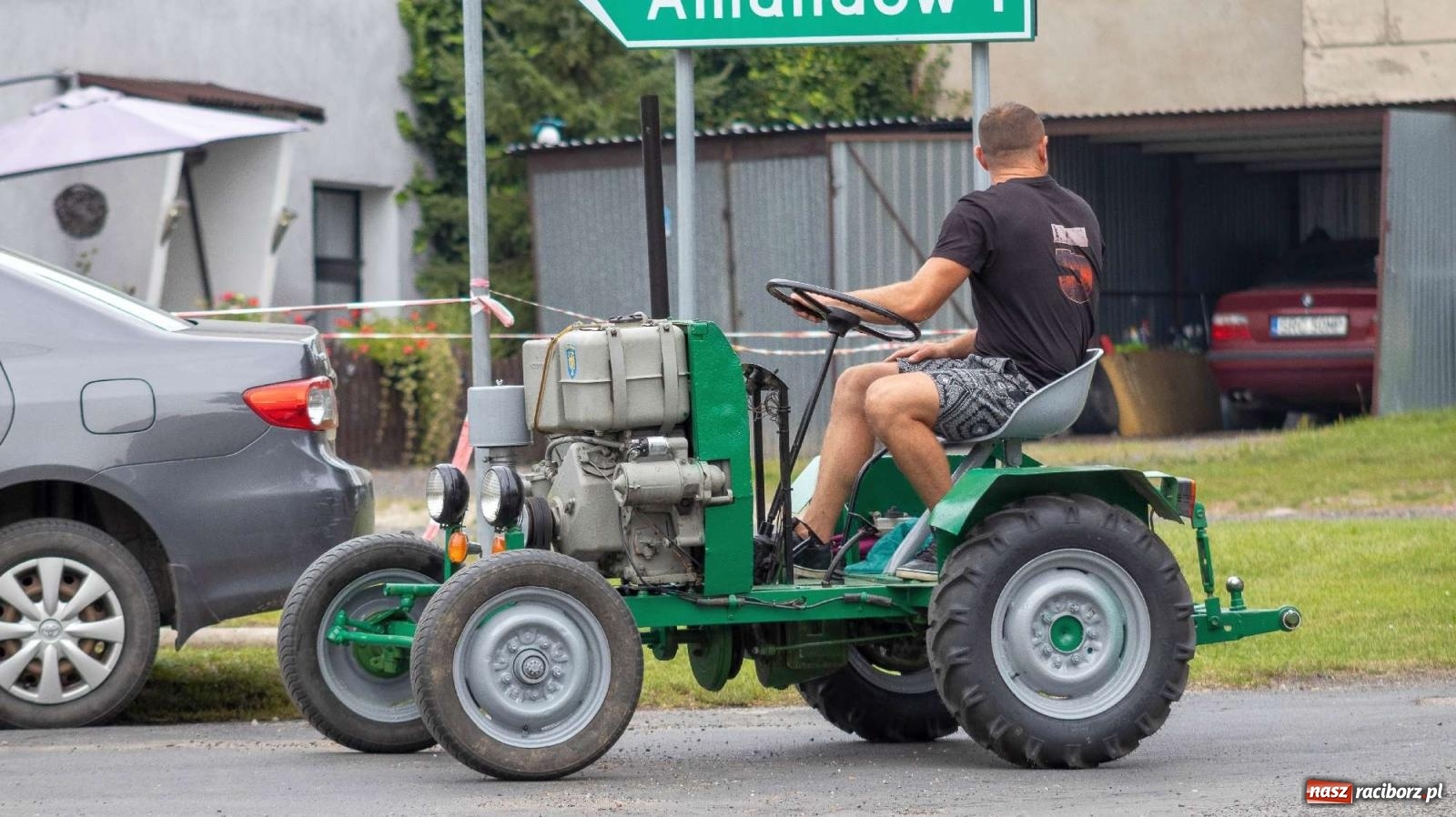 Zdjęcie w galerii na portalu naszraciborz.pl: Krowiarki Ciapek Racing 3. Parada traktorów wiadomości z regionu