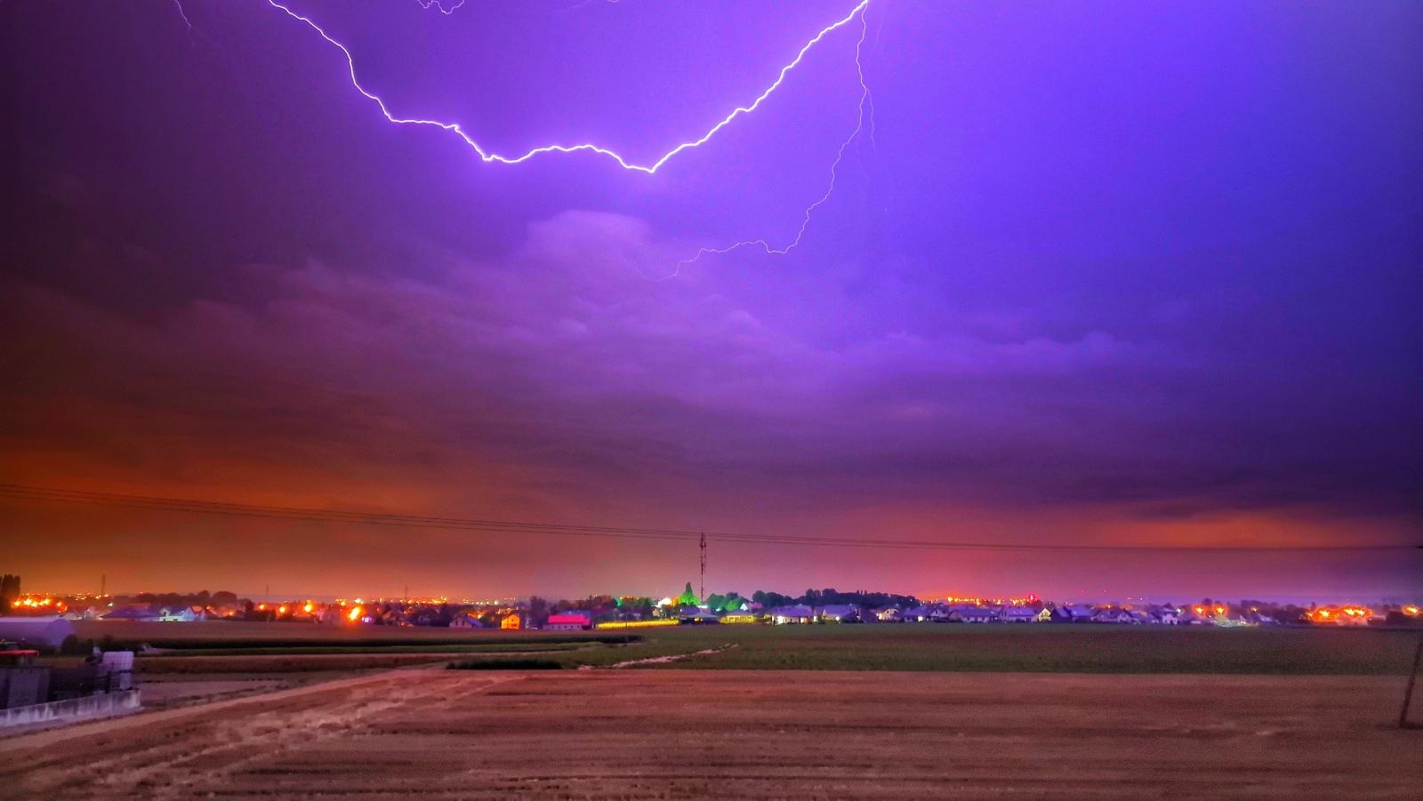 Zdjęcie w galerii na portalu naszraciborz.pl: Burza nad Raciborzem. Niesamowite zdjęcie i film wiadomości z regionu