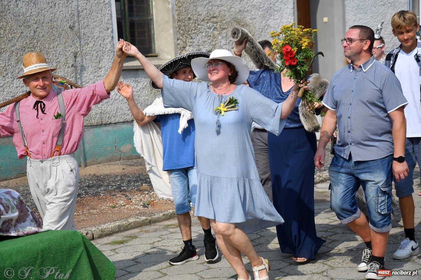 Zdjęcie w galerii na portalu naszraciborz.pl: W Wojnowicach na dożynkach jak w Hollywood [FOTO i WIDEO] wiadomości z regionu