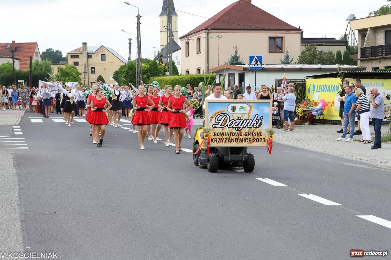 Zdjęcie w galerii na portalu naszraciborz.pl: Dożynki w Krzyżanowicach. Po co nam dalekie kraje jak nasz basen to Hawaje wiadomości z regionu