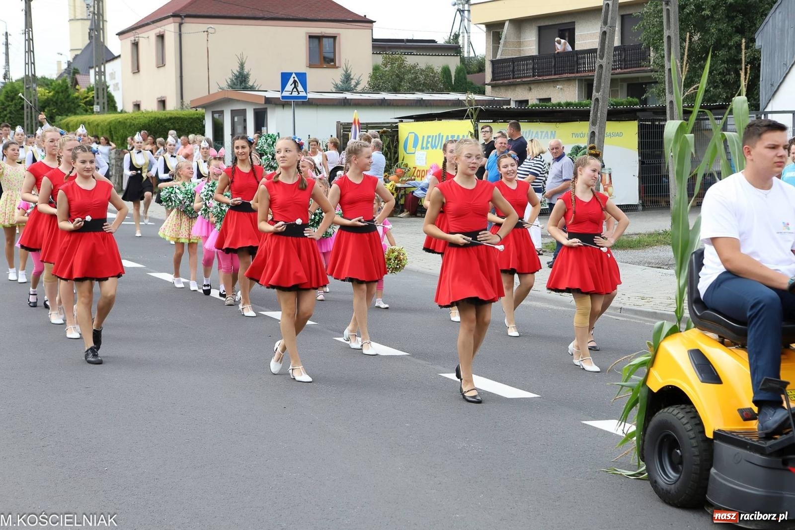 Zdjęcie w galerii na portalu naszraciborz.pl: Dożynki w Krzyżanowicach. Po co nam dalekie kraje jak nasz basen to Hawaje wiadomości z regionu