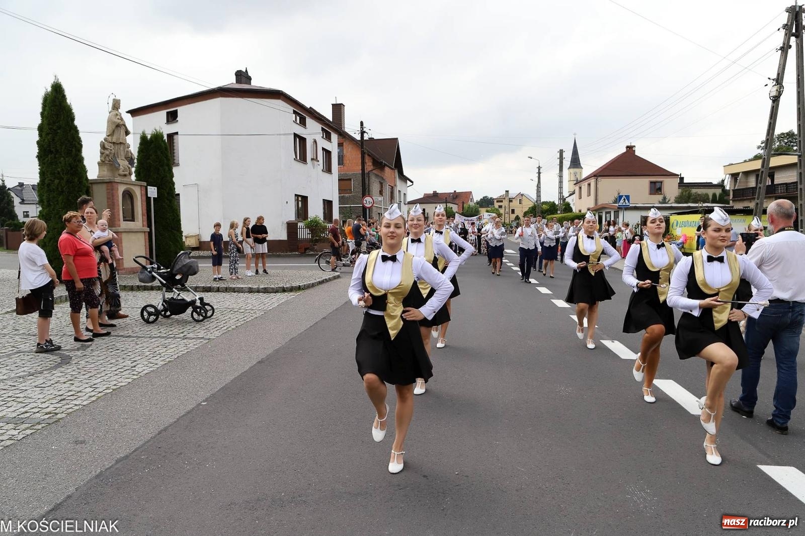 Zdjęcie w galerii na portalu naszraciborz.pl: Dożynki w Krzyżanowicach. Po co nam dalekie kraje jak nasz basen to Hawaje wiadomości z regionu