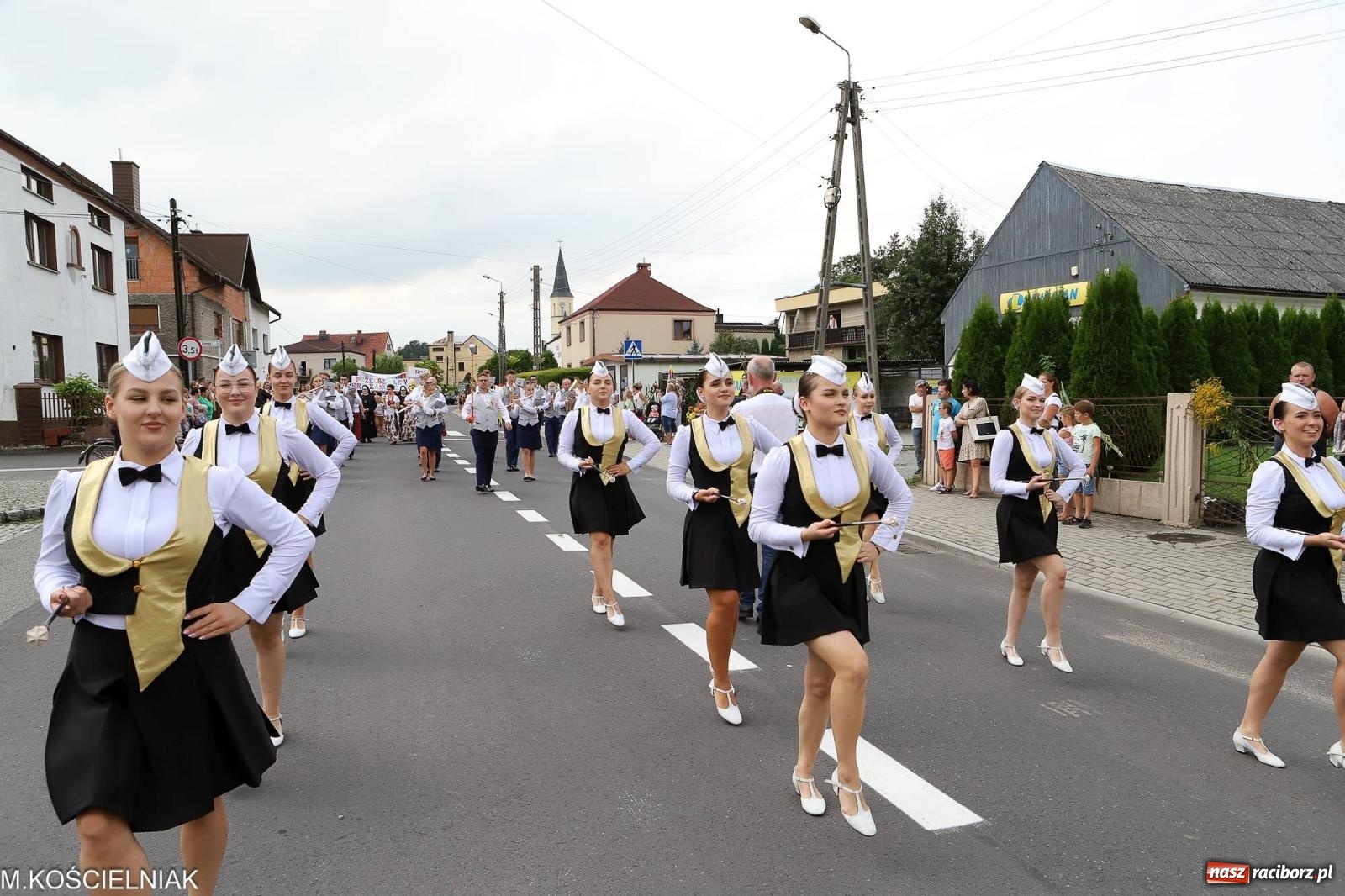 Zdjęcie w galerii na portalu naszraciborz.pl: Dożynki w Krzyżanowicach. Po co nam dalekie kraje jak nasz basen to Hawaje wiadomości z regionu