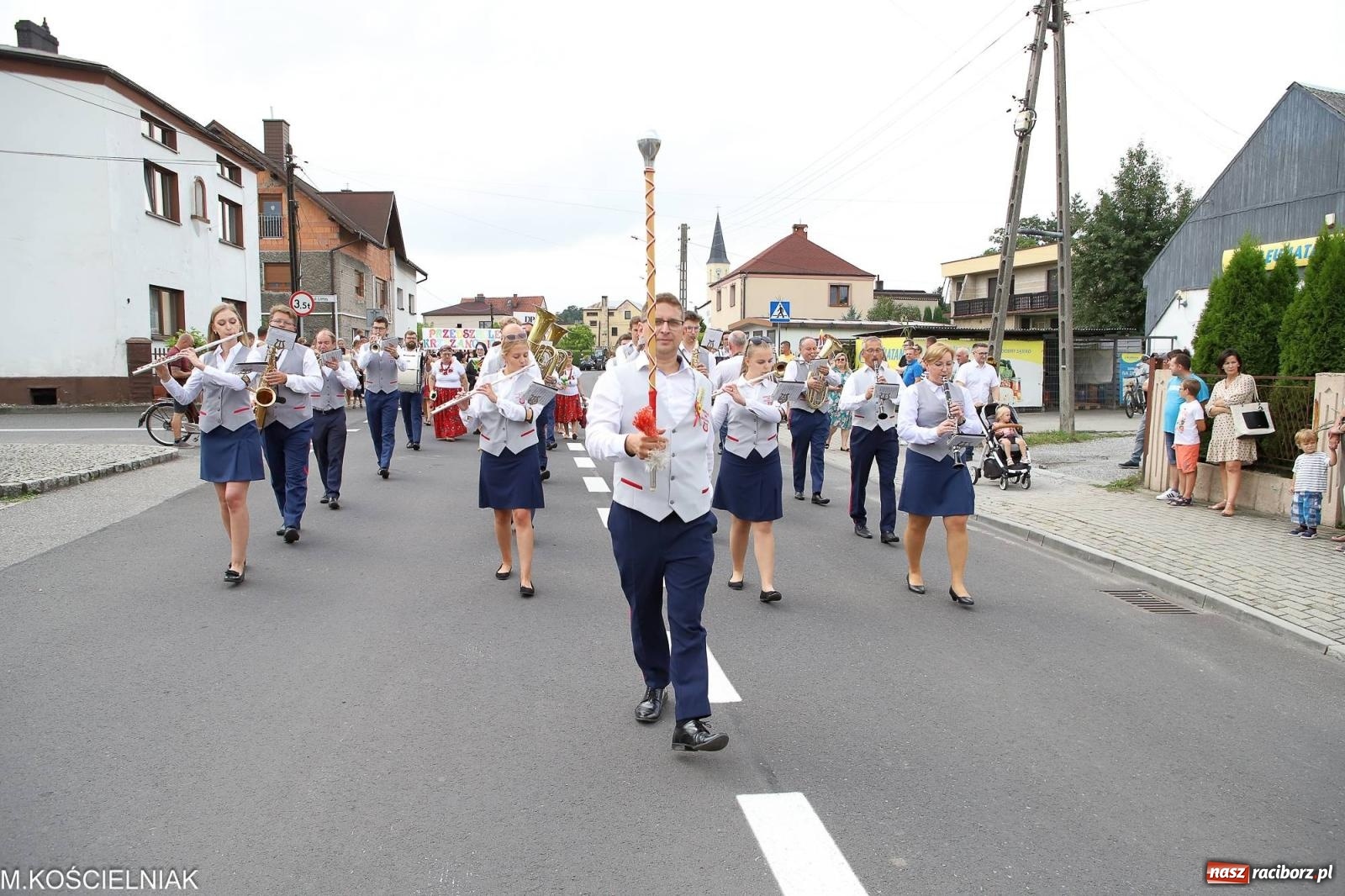 Zdjęcie w galerii na portalu naszraciborz.pl: Dożynki w Krzyżanowicach. Po co nam dalekie kraje jak nasz basen to Hawaje wiadomości z regionu