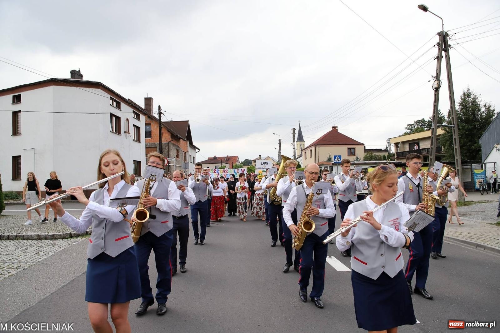 Zdjęcie w galerii na portalu naszraciborz.pl: Dożynki w Krzyżanowicach. Po co nam dalekie kraje jak nasz basen to Hawaje wiadomości z regionu