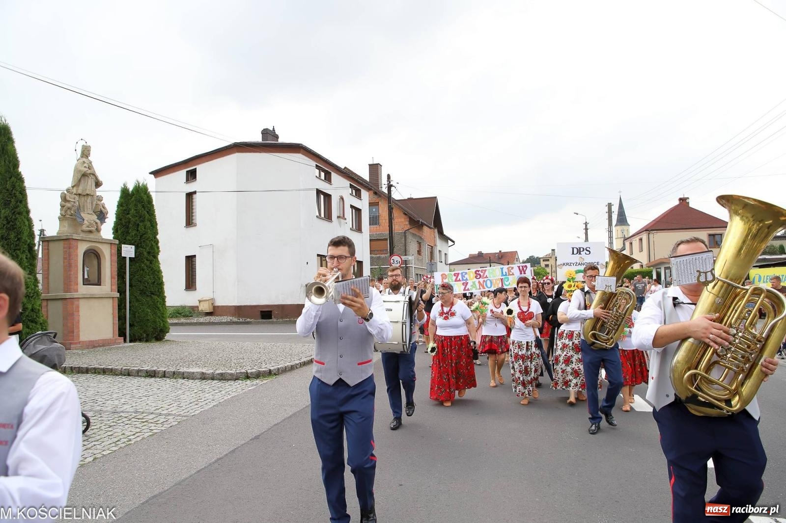 Zdjęcie w galerii na portalu naszraciborz.pl: Dożynki w Krzyżanowicach. Po co nam dalekie kraje jak nasz basen to Hawaje wiadomości z regionu