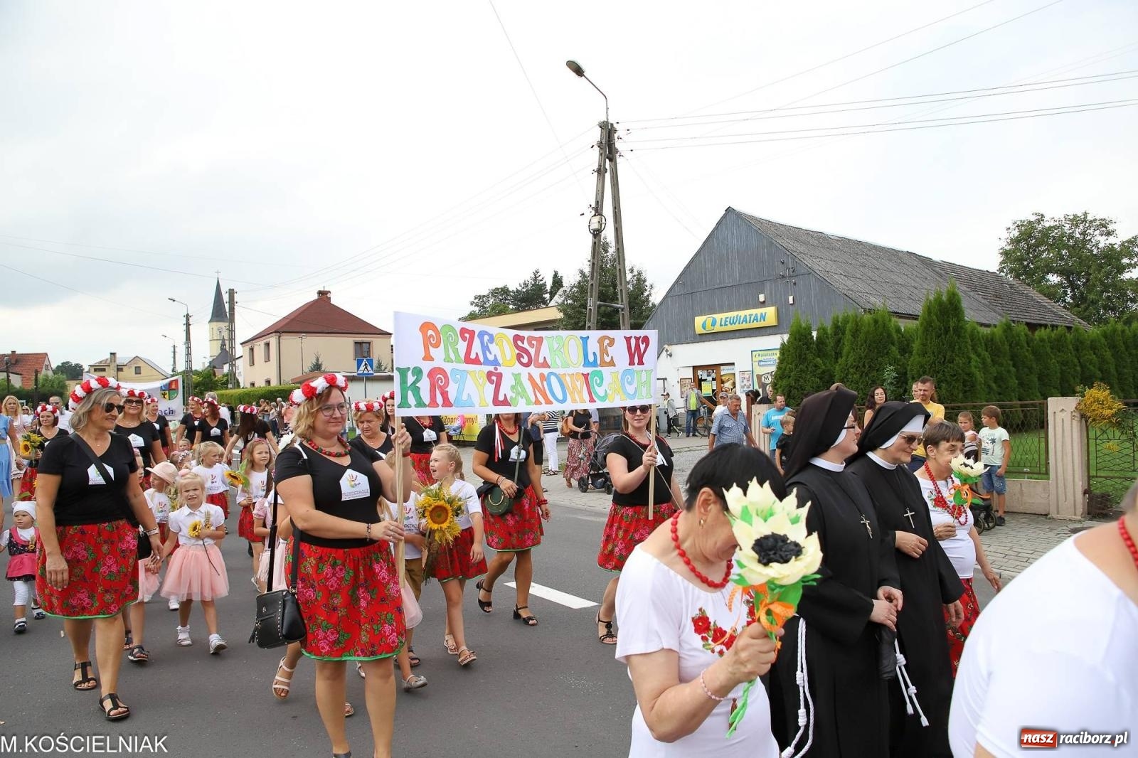 Zdjęcie w galerii na portalu naszraciborz.pl: Dożynki w Krzyżanowicach. Po co nam dalekie kraje jak nasz basen to Hawaje wiadomości z regionu