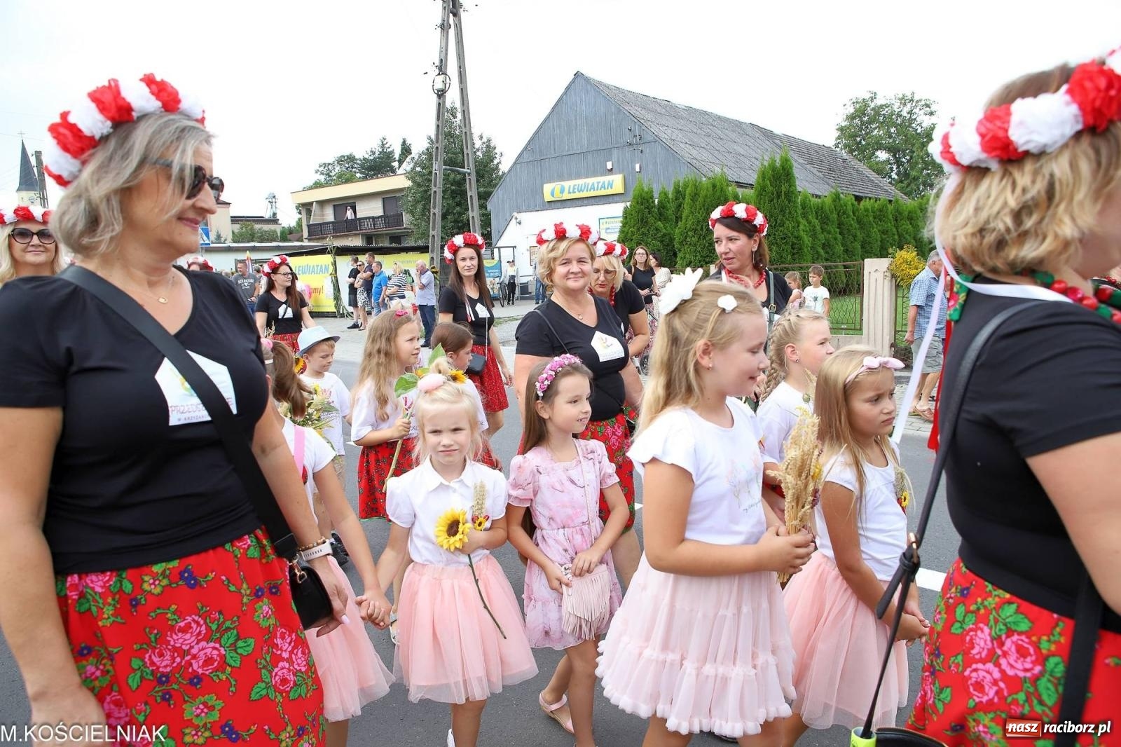 Zdjęcie w galerii na portalu naszraciborz.pl: Dożynki w Krzyżanowicach. Po co nam dalekie kraje jak nasz basen to Hawaje wiadomości z regionu