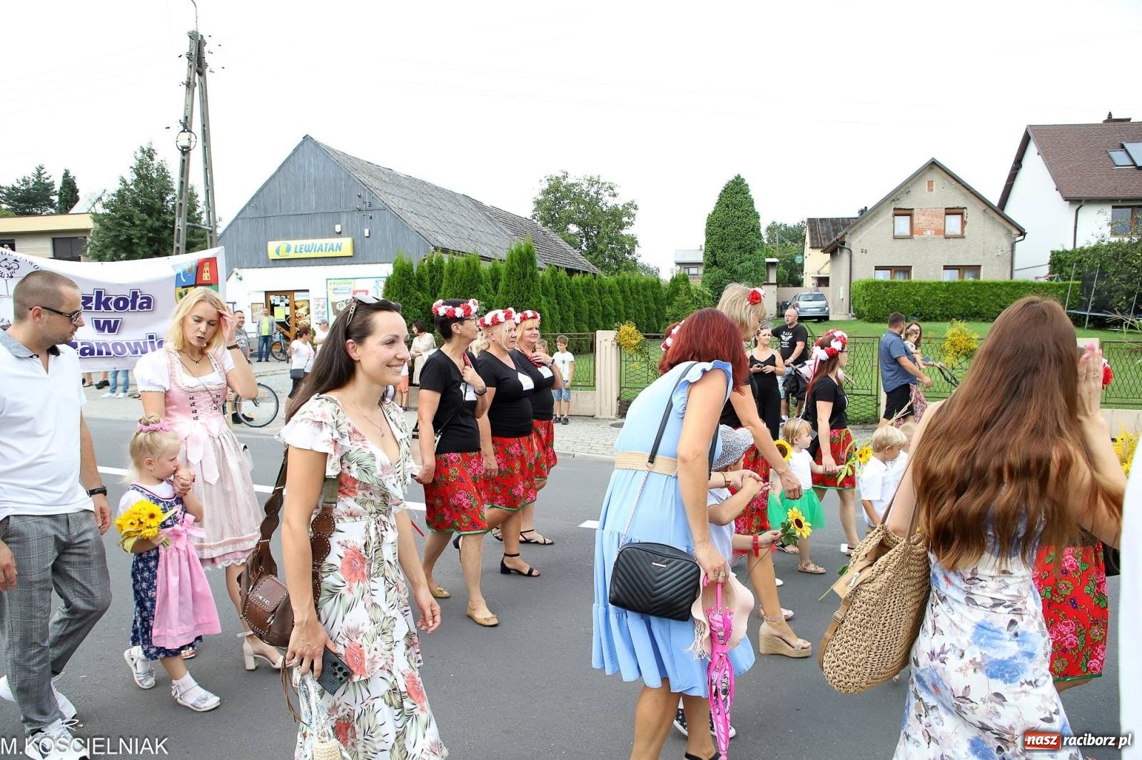 Zdjęcie w galerii na portalu naszraciborz.pl: Dożynki w Krzyżanowicach. Po co nam dalekie kraje jak nasz basen to Hawaje wiadomości z regionu
