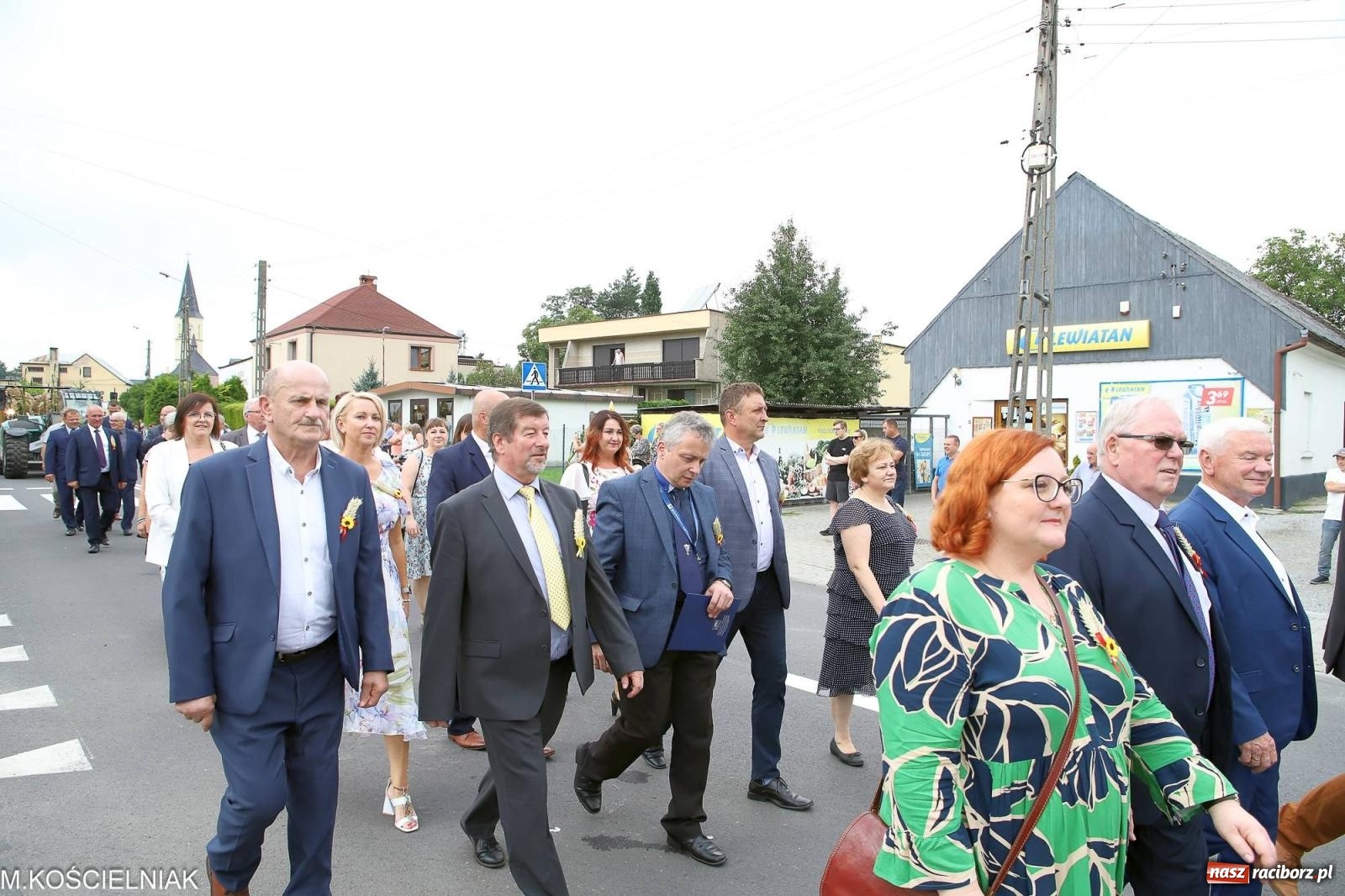 Zdjęcie w galerii na portalu naszraciborz.pl: Dożynki w Krzyżanowicach. Po co nam dalekie kraje jak nasz basen to Hawaje wiadomości z regionu