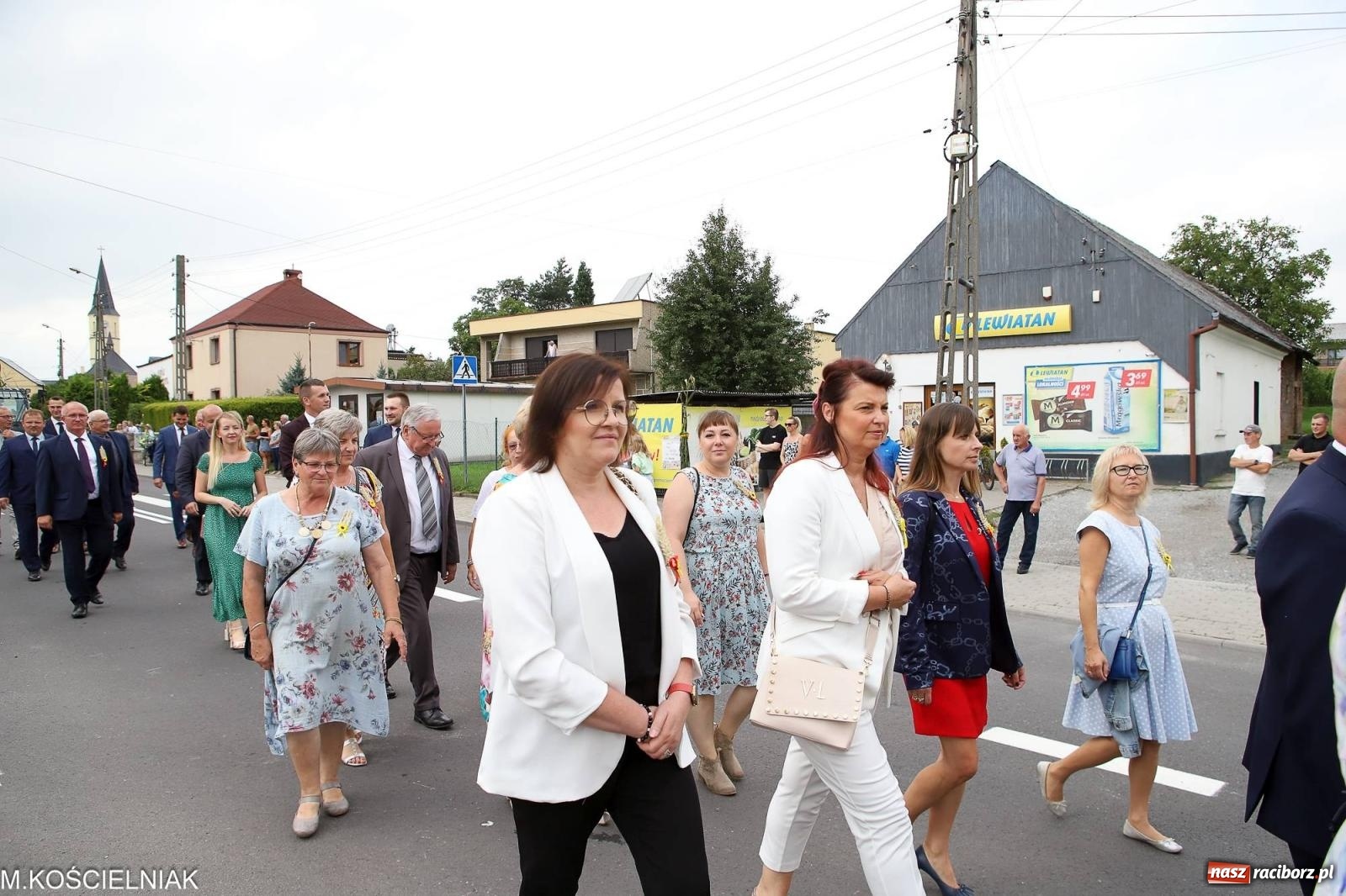 Zdjęcie w galerii na portalu naszraciborz.pl: Dożynki w Krzyżanowicach. Po co nam dalekie kraje jak nasz basen to Hawaje wiadomości z regionu