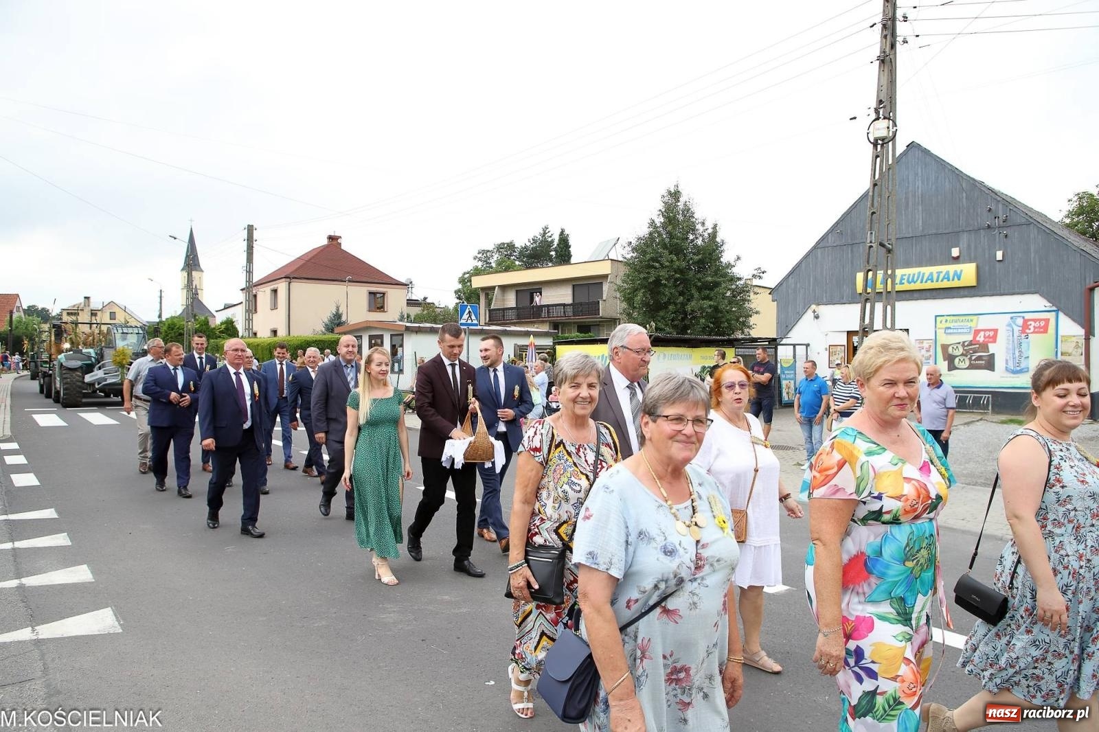 Zdjęcie w galerii na portalu naszraciborz.pl: Dożynki w Krzyżanowicach. Po co nam dalekie kraje jak nasz basen to Hawaje wiadomości z regionu