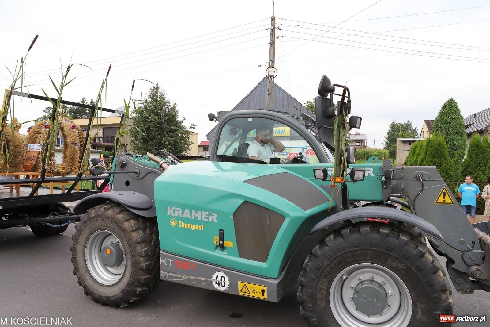 Zdjęcie w galerii na portalu naszraciborz.pl: Dożynki w Krzyżanowicach. Po co nam dalekie kraje jak nasz basen to Hawaje wiadomości z regionu