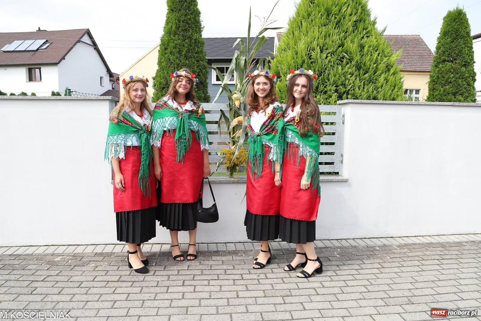 Zdjęcie w galerii na portalu naszraciborz.pl: Dożynki w Krzyżanowicach. Po co nam dalekie kraje jak nasz basen to Hawaje wiadomości z regionu