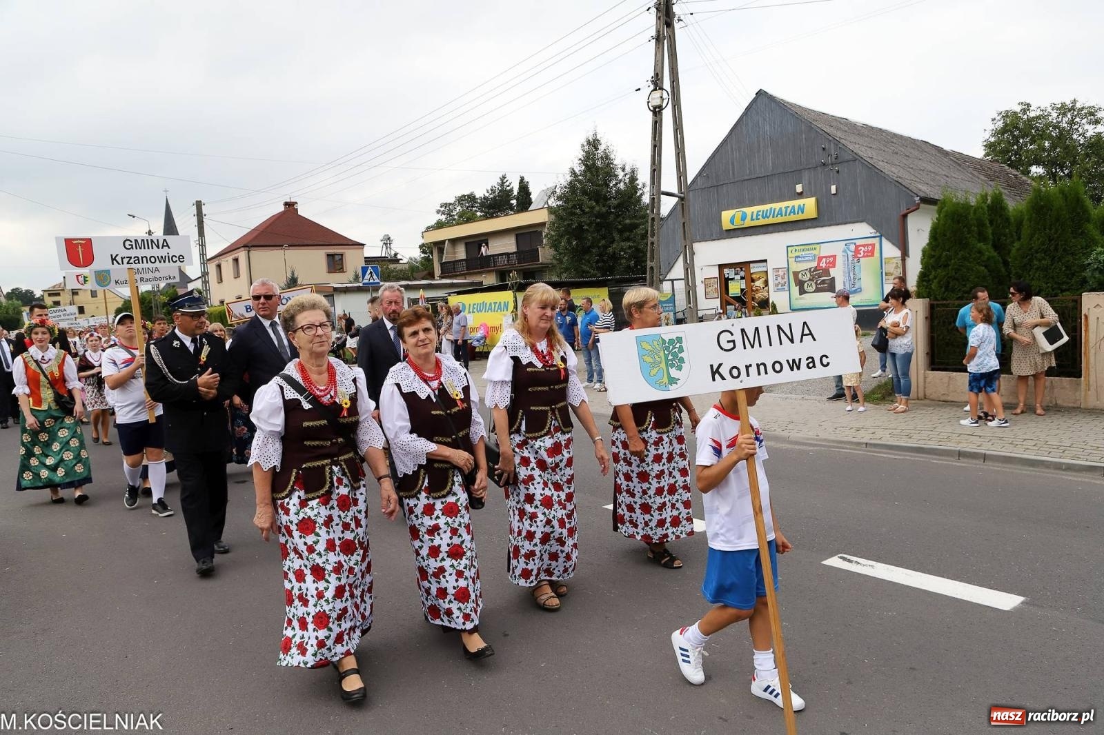 Zdjęcie w galerii na portalu naszraciborz.pl: Dożynki w Krzyżanowicach. Po co nam dalekie kraje jak nasz basen to Hawaje wiadomości z regionu