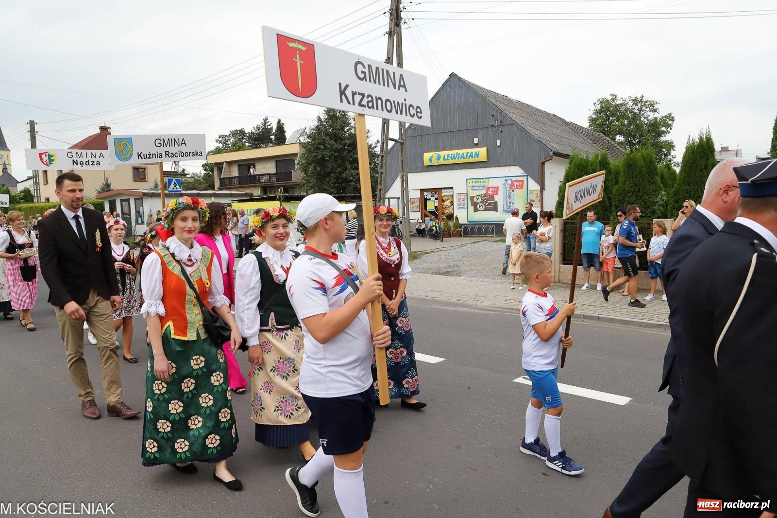Zdjęcie w galerii na portalu naszraciborz.pl: Dożynki w Krzyżanowicach. Po co nam dalekie kraje jak nasz basen to Hawaje wiadomości z regionu