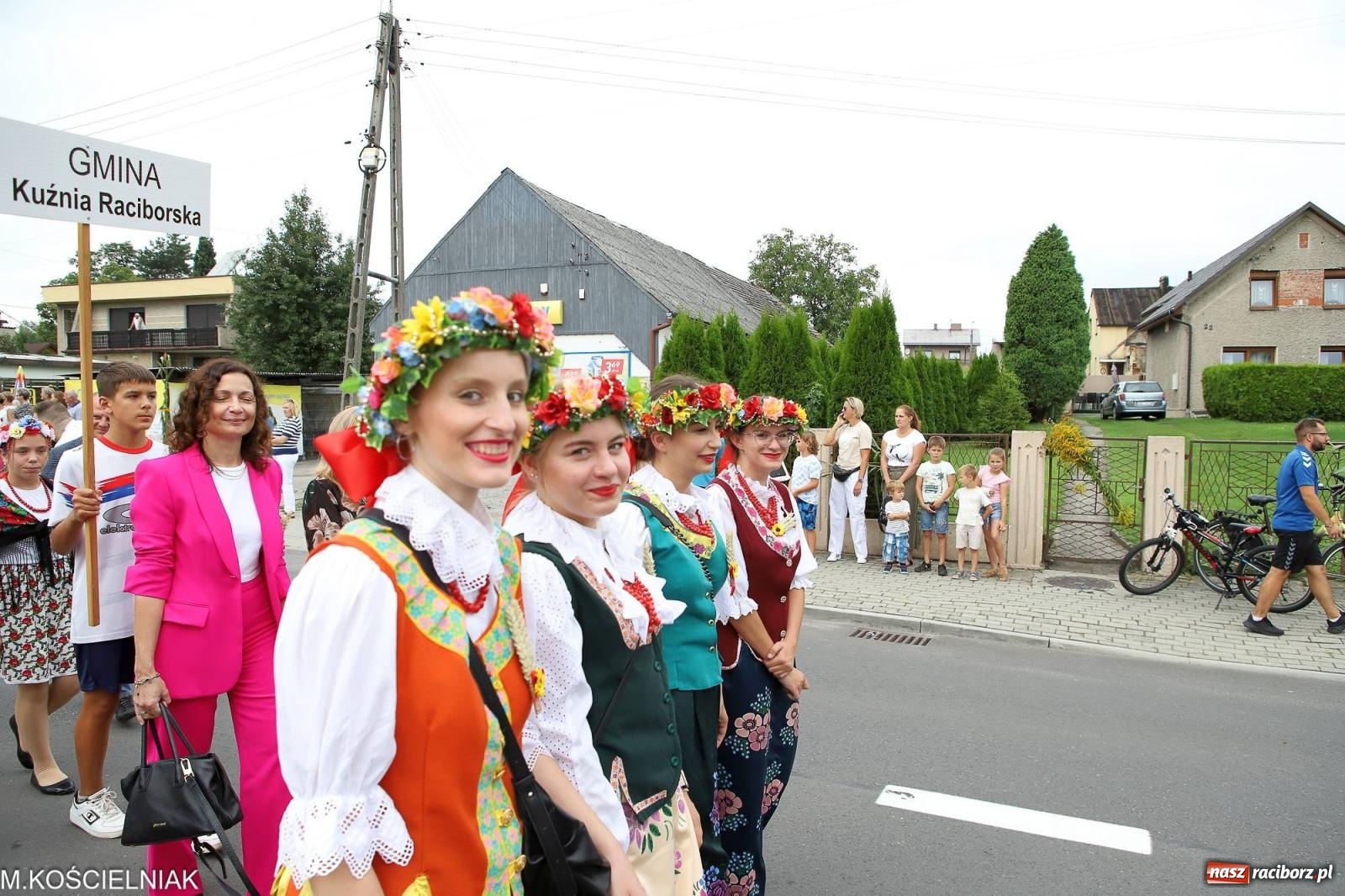 Zdjęcie w galerii na portalu naszraciborz.pl: Dożynki w Krzyżanowicach. Po co nam dalekie kraje jak nasz basen to Hawaje wiadomości z regionu