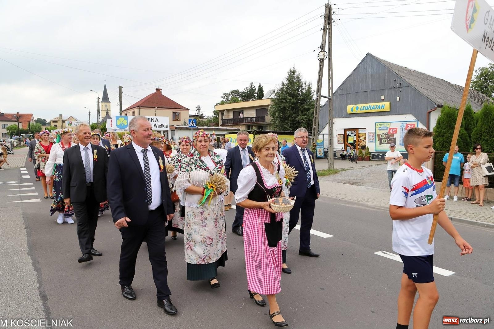 Zdjęcie w galerii na portalu naszraciborz.pl: Dożynki w Krzyżanowicach. Po co nam dalekie kraje jak nasz basen to Hawaje wiadomości z regionu