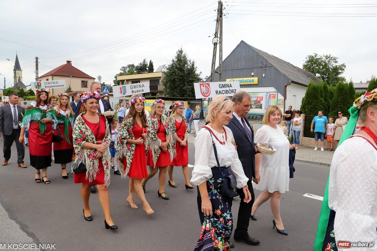 Zdjęcie w galerii na portalu naszraciborz.pl: Dożynki w Krzyżanowicach. Po co nam dalekie kraje jak nasz basen to Hawaje wiadomości z regionu
