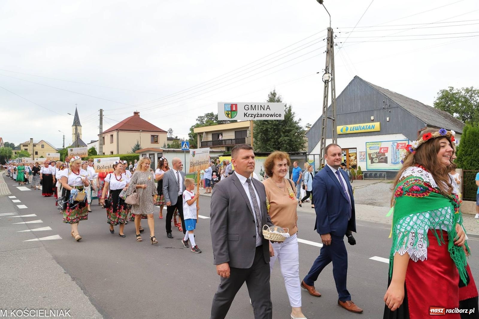 Zdjęcie w galerii na portalu naszraciborz.pl: Dożynki w Krzyżanowicach. Po co nam dalekie kraje jak nasz basen to Hawaje wiadomości z regionu