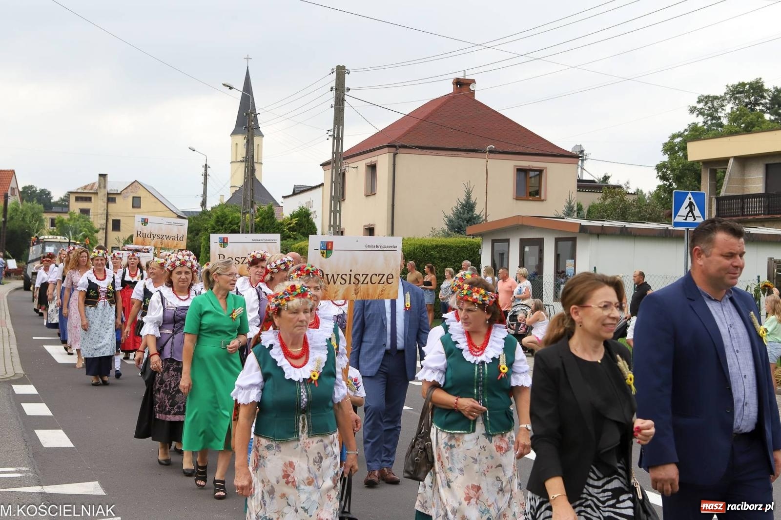 Zdjęcie w galerii na portalu naszraciborz.pl: Dożynki w Krzyżanowicach. Po co nam dalekie kraje jak nasz basen to Hawaje wiadomości z regionu
