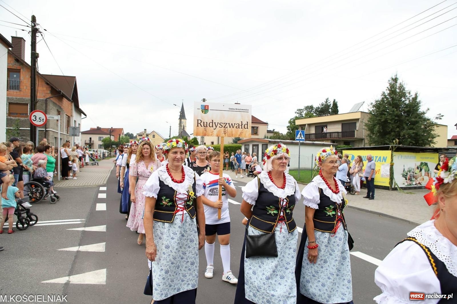 Zdjęcie w galerii na portalu naszraciborz.pl: Dożynki w Krzyżanowicach. Po co nam dalekie kraje jak nasz basen to Hawaje wiadomości z regionu