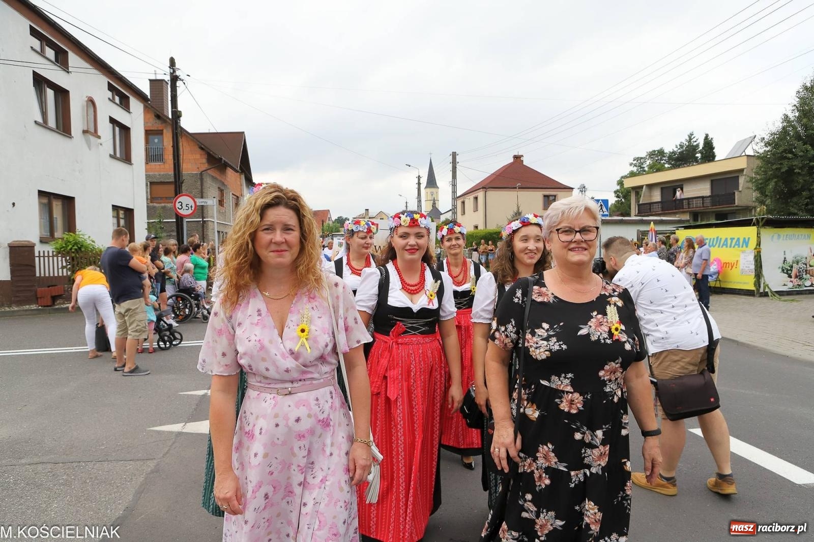 Zdjęcie w galerii na portalu naszraciborz.pl: Dożynki w Krzyżanowicach. Po co nam dalekie kraje jak nasz basen to Hawaje wiadomości z regionu