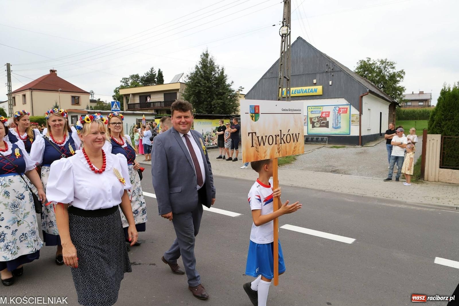 Zdjęcie w galerii na portalu naszraciborz.pl: Dożynki w Krzyżanowicach. Po co nam dalekie kraje jak nasz basen to Hawaje wiadomości z regionu