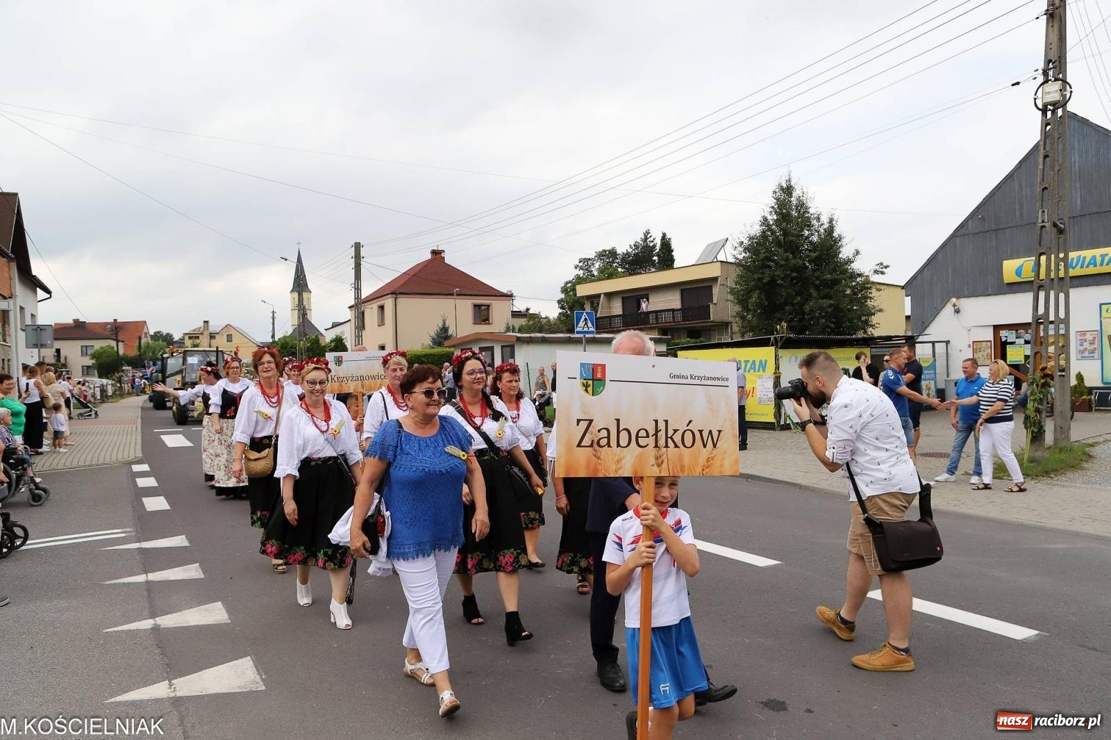 Zdjęcie w galerii na portalu naszraciborz.pl: Dożynki w Krzyżanowicach. Po co nam dalekie kraje jak nasz basen to Hawaje wiadomości z regionu