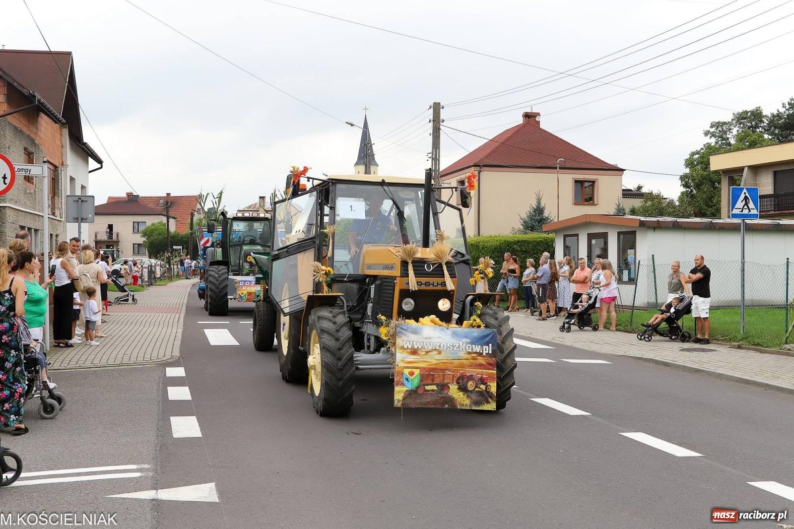 Zdjęcie w galerii na portalu naszraciborz.pl: Dożynki w Krzyżanowicach. Po co nam dalekie kraje jak nasz basen to Hawaje wiadomości z regionu