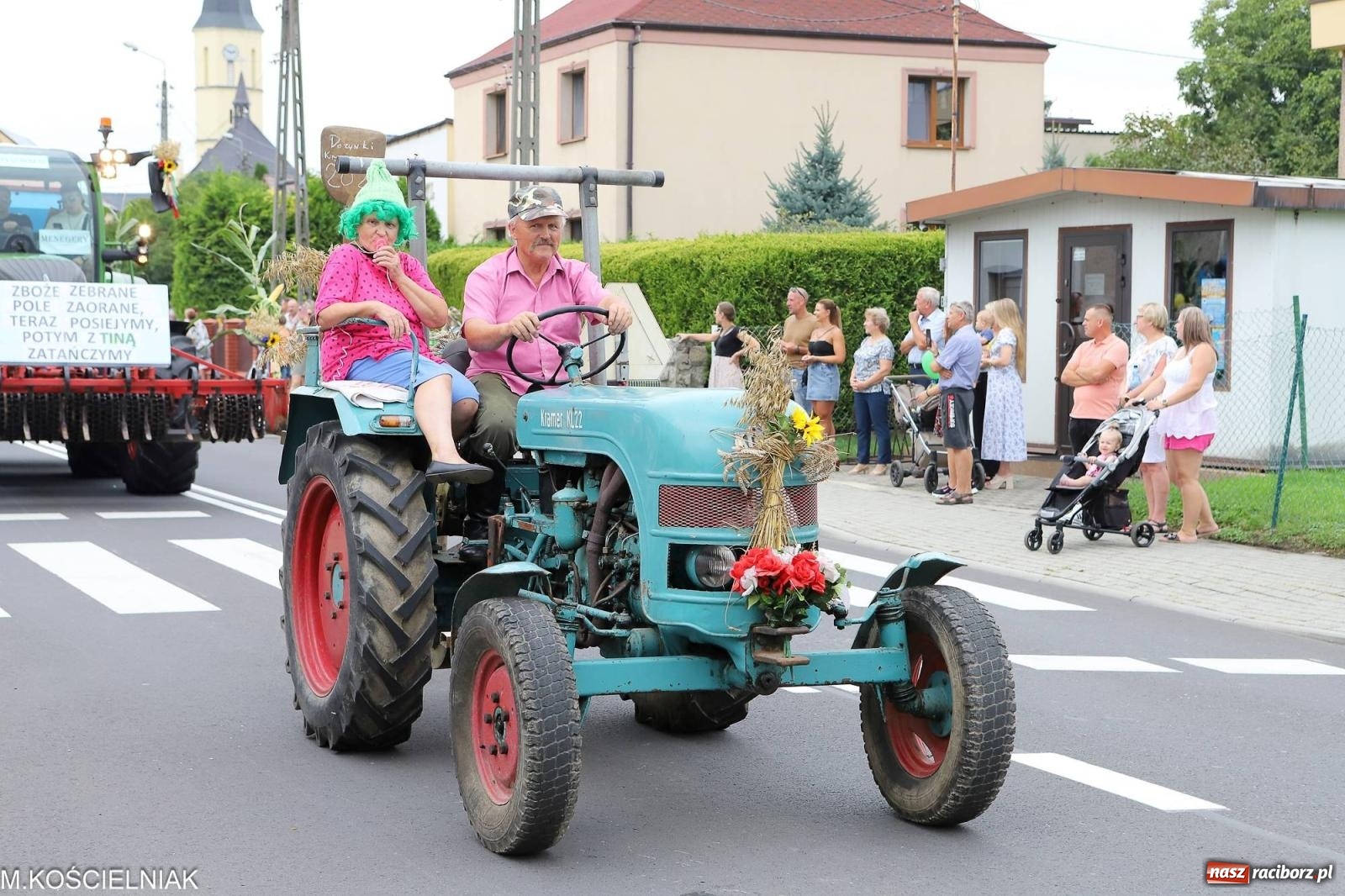 Zdjęcie w galerii na portalu naszraciborz.pl: Dożynki w Krzyżanowicach. Po co nam dalekie kraje jak nasz basen to Hawaje wiadomości z regionu