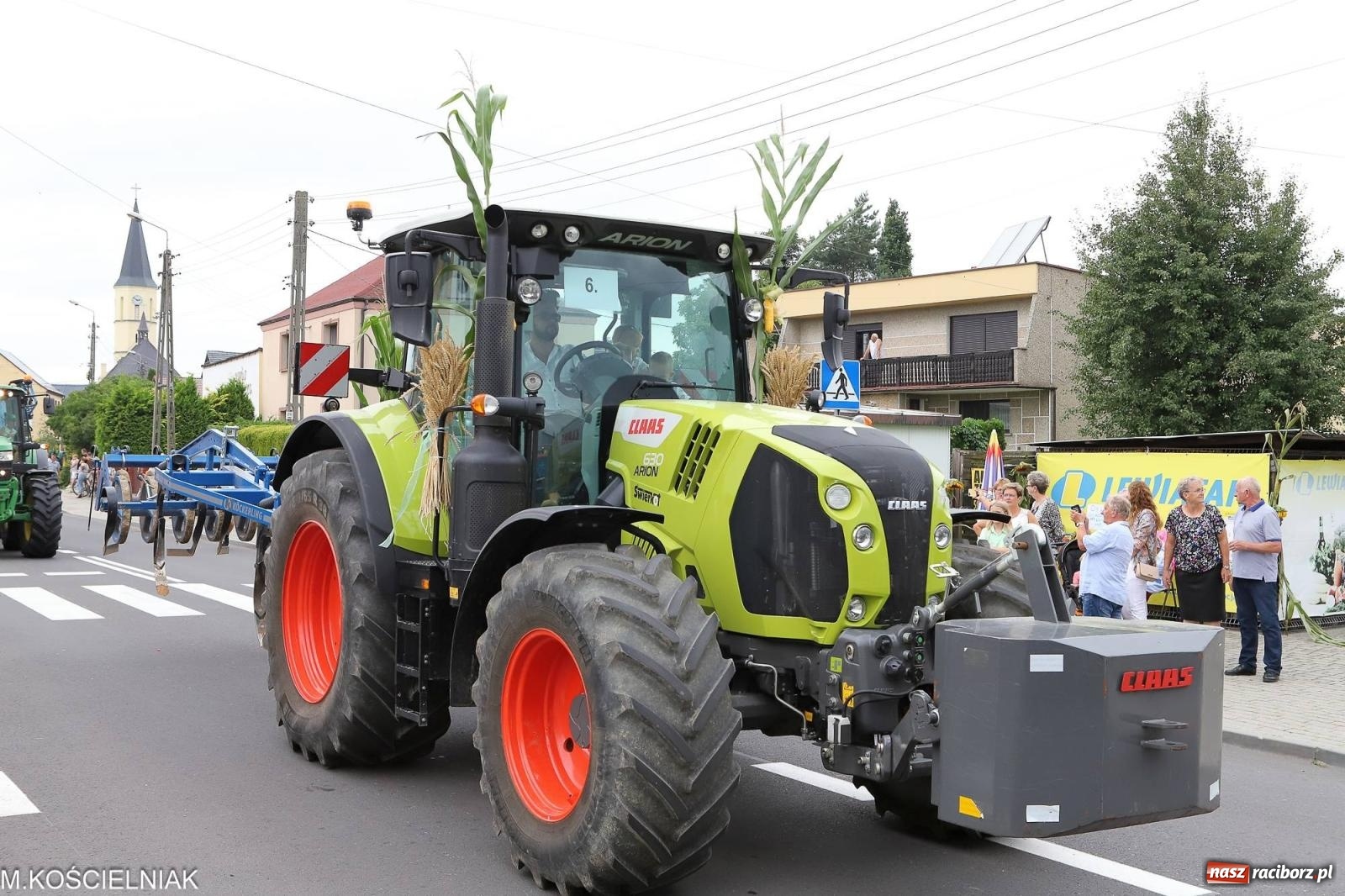 Zdjęcie w galerii na portalu naszraciborz.pl: Dożynki w Krzyżanowicach. Po co nam dalekie kraje jak nasz basen to Hawaje wiadomości z regionu