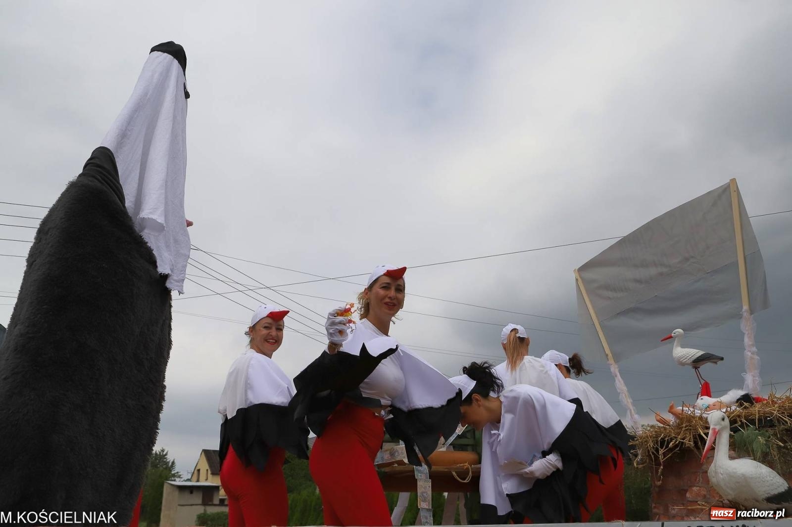 Zdjęcie w galerii na portalu naszraciborz.pl: Dożynki w Krzyżanowicach. Po co nam dalekie kraje jak nasz basen to Hawaje wiadomości z regionu