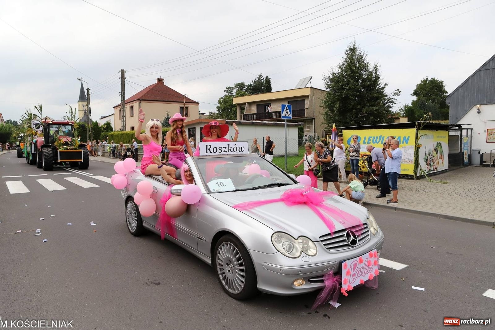 Zdjęcie w galerii na portalu naszraciborz.pl: Dożynki w Krzyżanowicach. Po co nam dalekie kraje jak nasz basen to Hawaje wiadomości z regionu