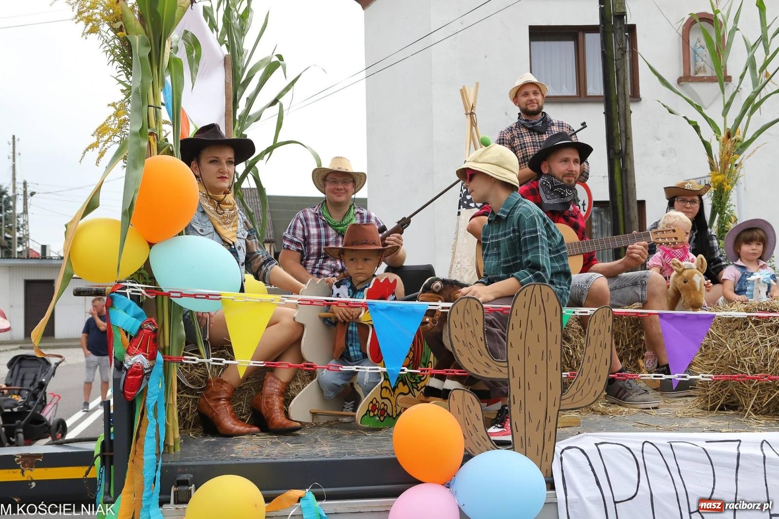 Zdjęcie w galerii na portalu naszraciborz.pl: Dożynki w Krzyżanowicach. Po co nam dalekie kraje jak nasz basen to Hawaje wiadomości z regionu