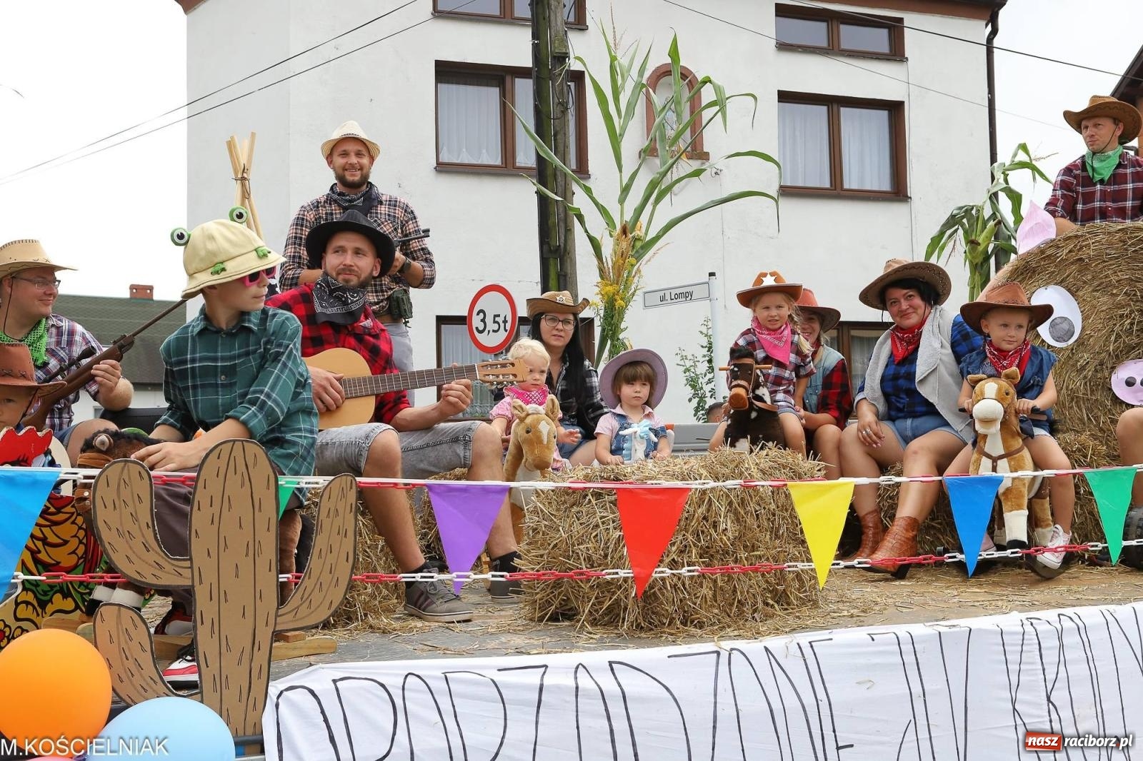 Zdjęcie w galerii na portalu naszraciborz.pl: Dożynki w Krzyżanowicach. Po co nam dalekie kraje jak nasz basen to Hawaje wiadomości z regionu